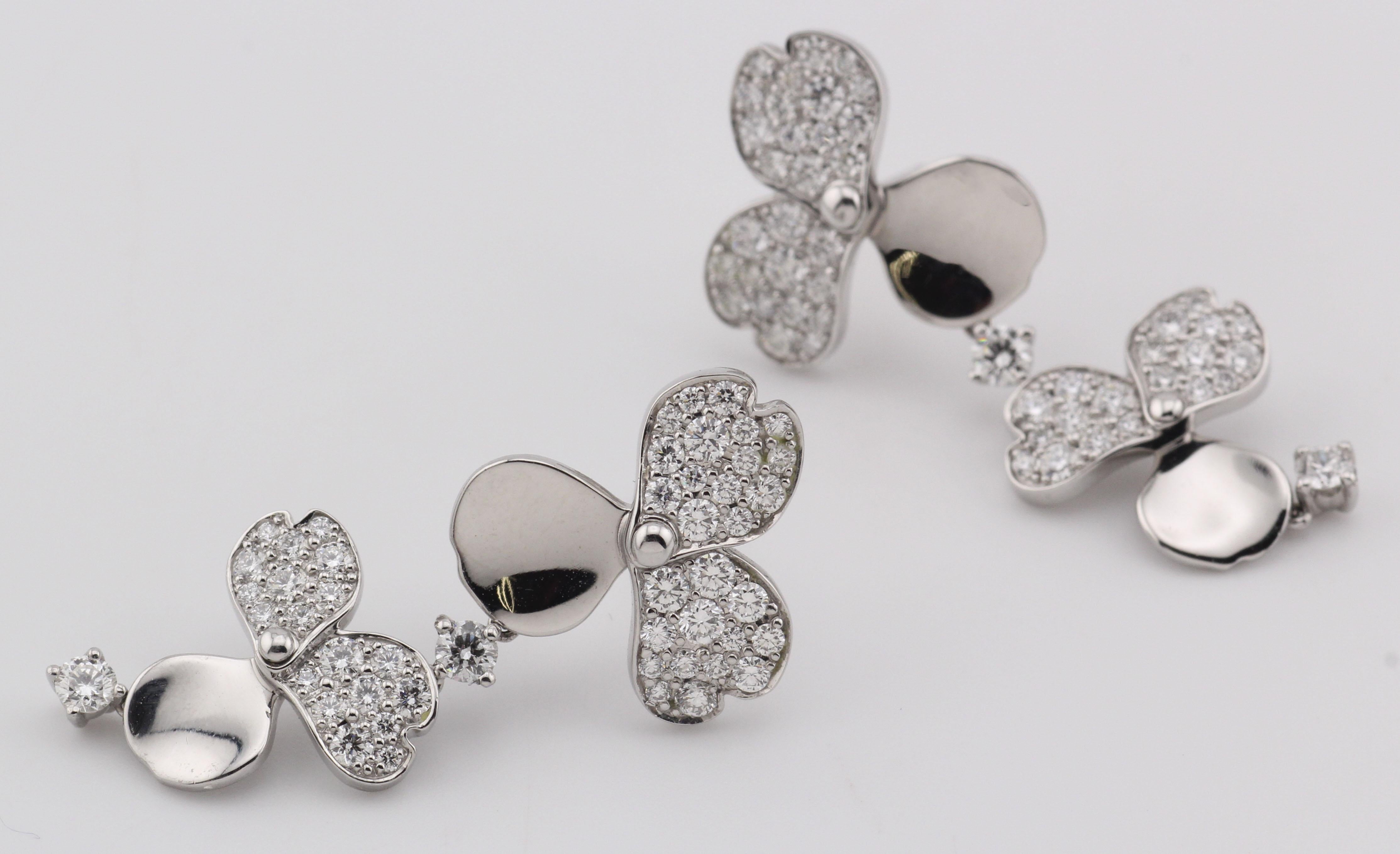 Tiffany & Co. Orecchini pendenti in platino con diamanti a fiore di carta In condizioni ottime in vendita a Simpsonville, SC