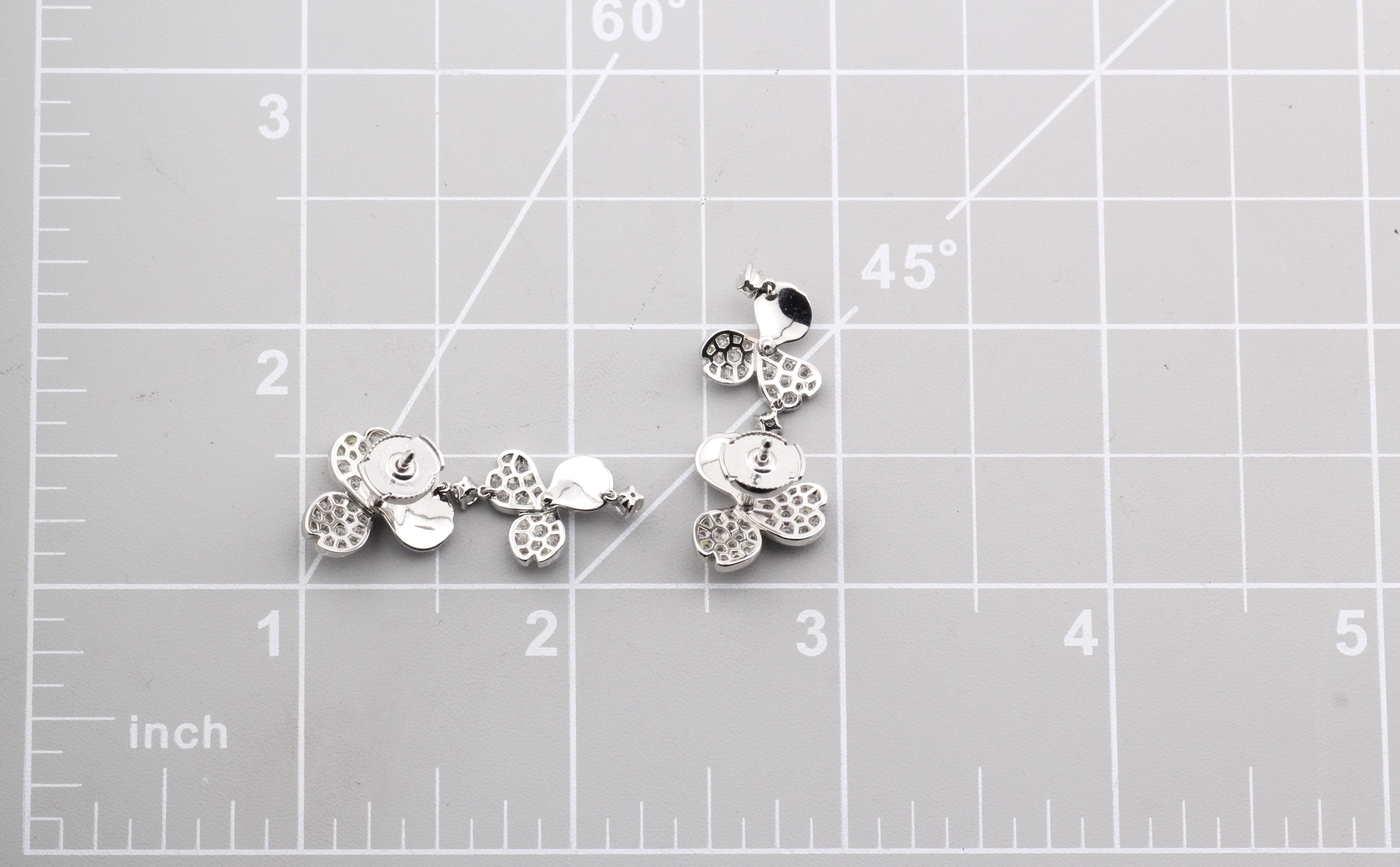 Tiffany & Co. Orecchini pendenti in platino con diamanti a fiore di carta in vendita 2
