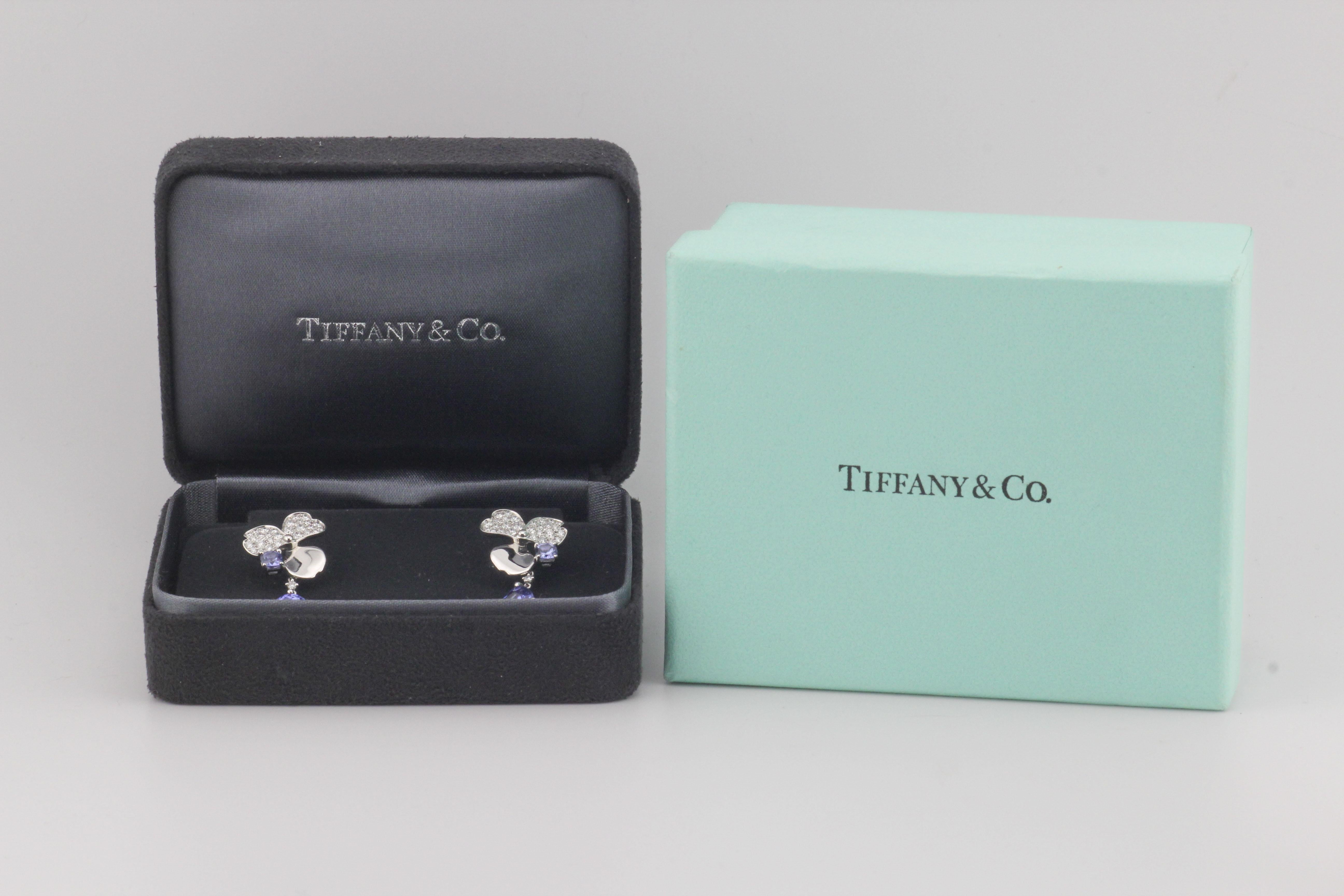Delicate ma di grande effetto, queste scarpe Tiffany & Co. Gli orecchini pendenti Paper Flower catturano la poesia della natura attraverso l'arte della gioielleria. Ogni orecchino presenta una graziosa disposizione di petali in platino, due dei