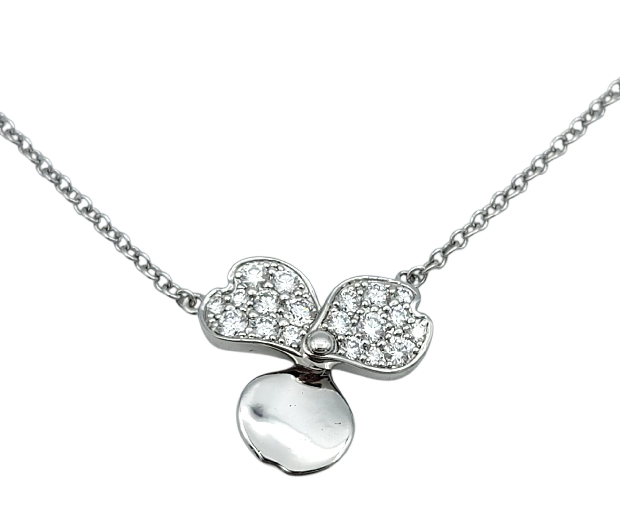 Contemporaneo Tiffany & Co. Collana con ciondolo in platino con fiori di carta e diamanti in vendita