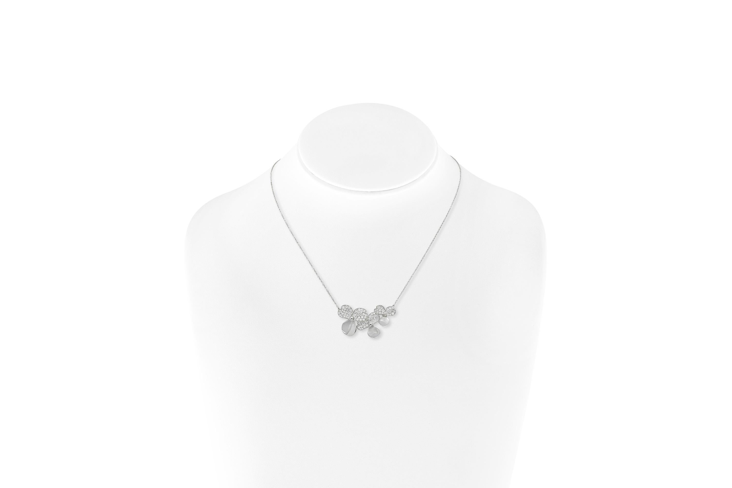 Fein gearbeitet aus Platin mit runden Diamanten im Brillantschliff mit einem Gesamtgewicht von ca. 0,78 Karat.
Signiert von Tiffany & Co. aus ihrer Paper Flowers Collection.
Halskette 16 Zoll
Anhänger 3/4 x 1 1/4 Zoll
