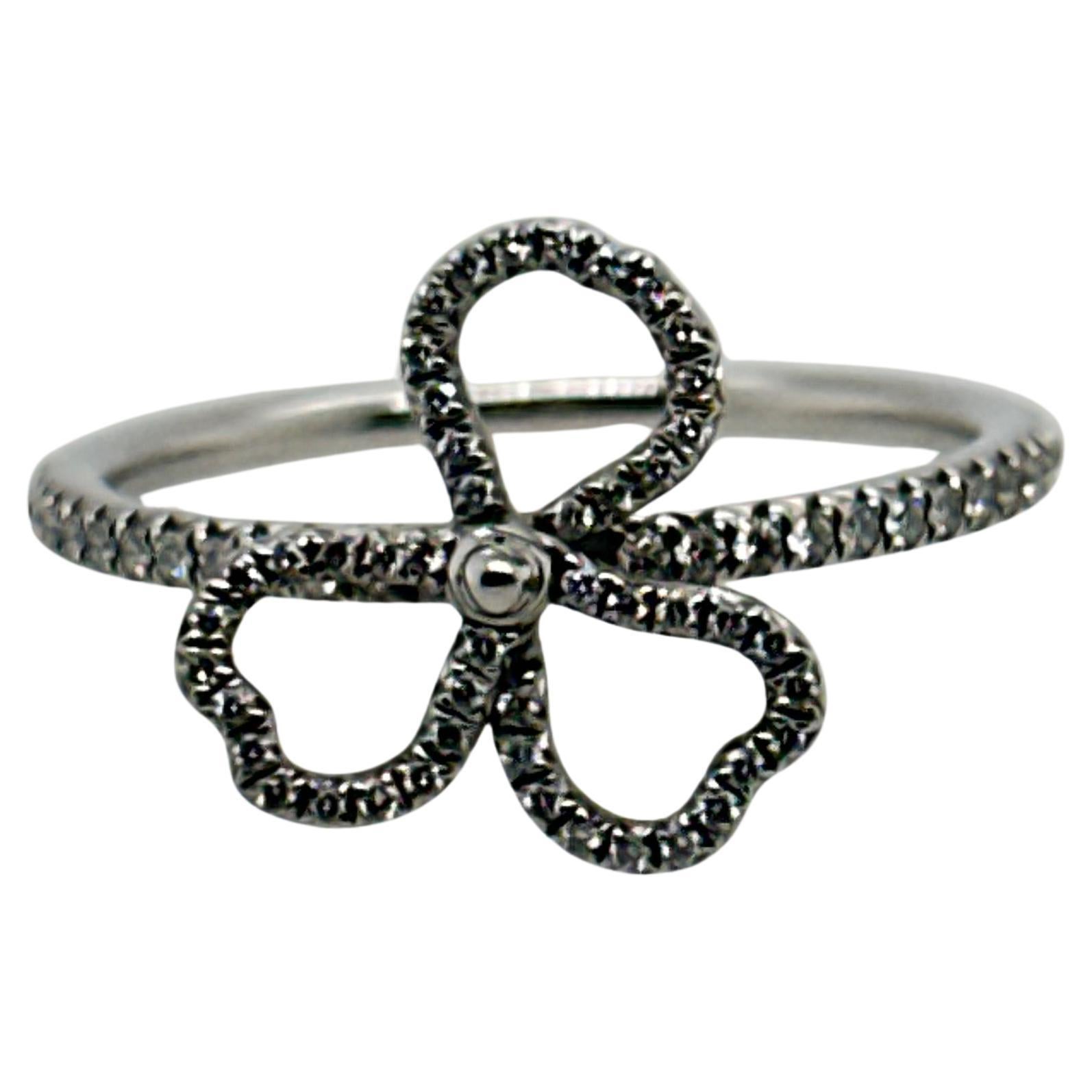 Eleva la tua collezione di gioielli con l'anello Tiffany & Co Paper Flowers Platinum & Diamond, un classico moderno che unisce l'eleganza a un tocco di fantasia. L'anello presenta una splendida composizione di diamanti incastonati a pavé con taglio