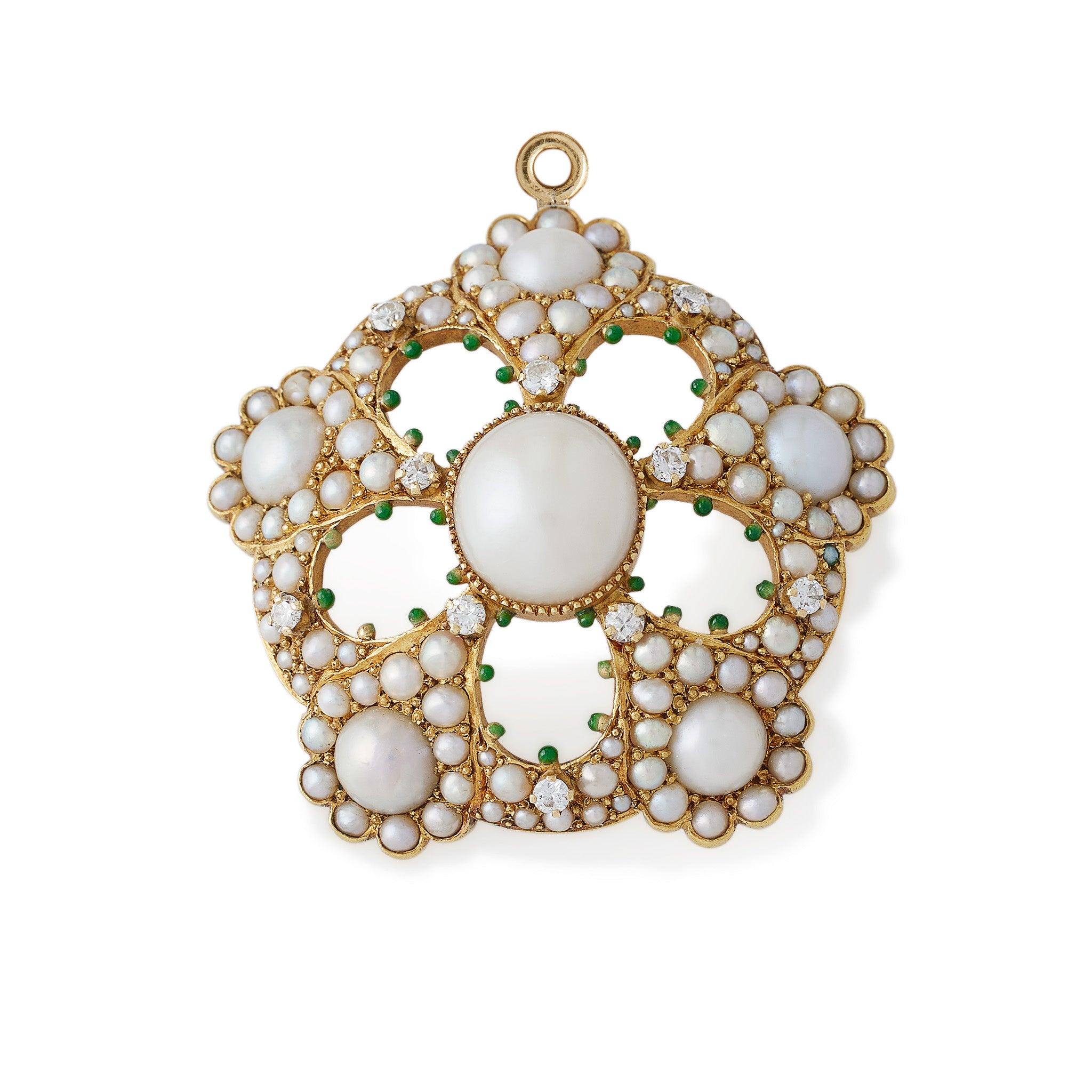 Diese von Paulding Farnham für Tiffany & Co. entworfene Brosche mit Süßwasserperlen, Diamanten und Emaille wurde um 1889 hergestellt. Die gewölbte, fünflappige Form ist mit Süßwasserperlen in verschiedenen Weiß-, Cremeweiß- und zarten Pastelltönen