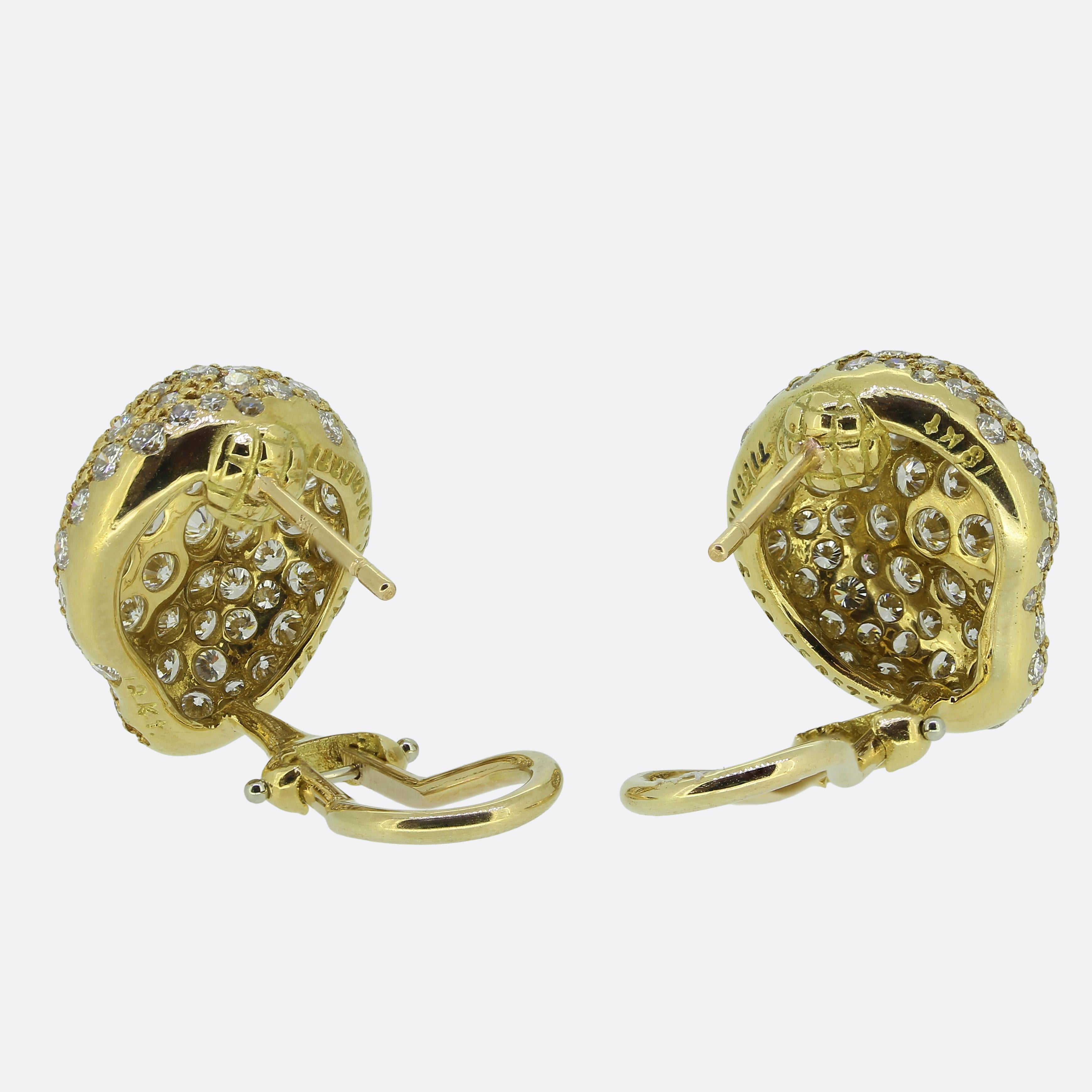 Ecco un paio di splendidi orecchini a grappolo di Tiffany & Co., gioielliere di fama mondiale. Ogni pezzo identico è stato realizzato in oro giallo 18 carati a forma di fagiolo. La superficie è impreziosita da una serie di diamanti bianchi rotondi a