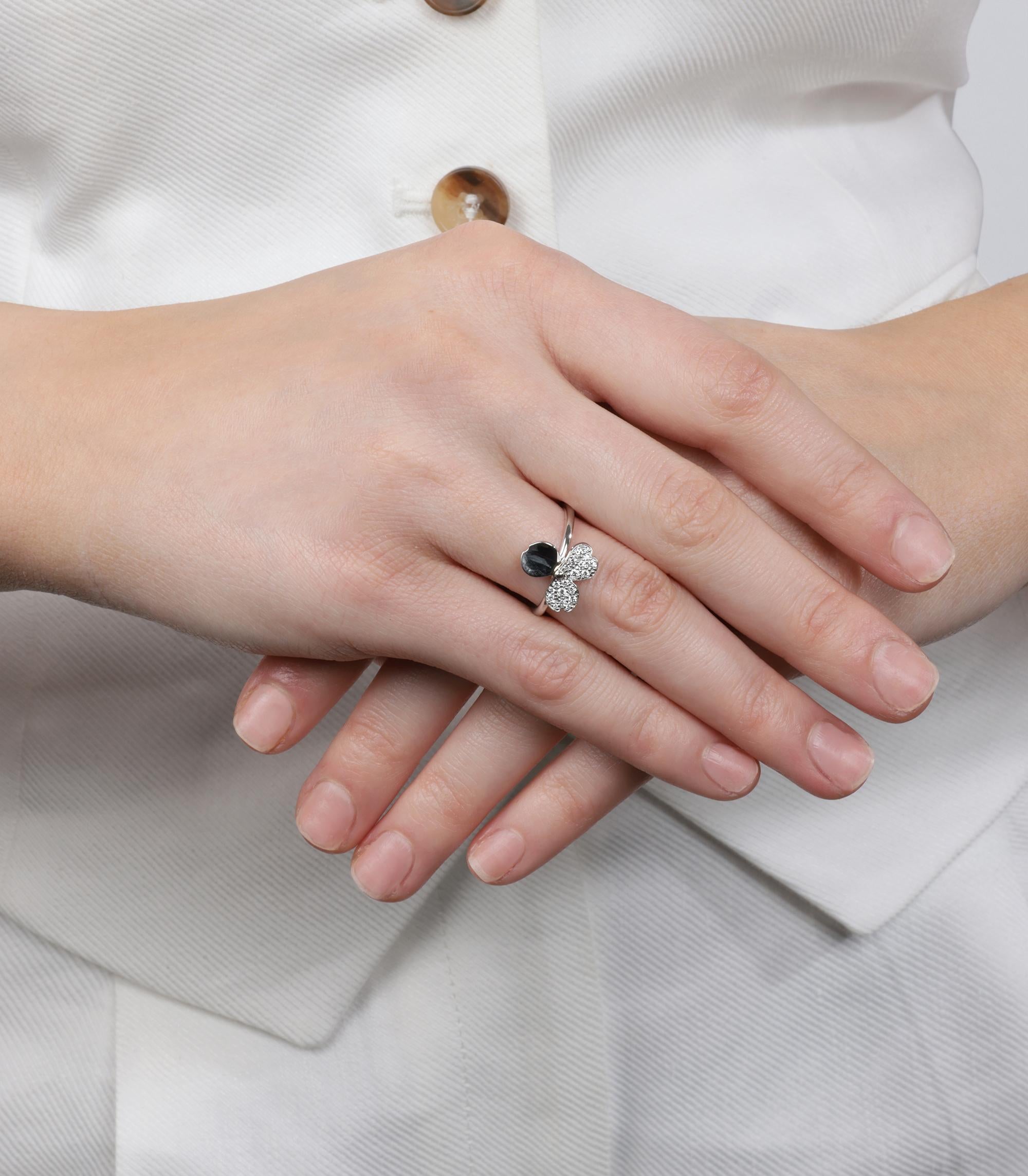 Tiffany & Co. Pave Diamond Platinum Paper Flowers Ring

Brand- Tiffany & Co.
Model- Papers Ring
Product Type- Ring
Accompanied By- Tiffany & Co Box
Material(s)- Platinum
Gemstone- Diamond
UK Ring Size- L
EU Ring Size- 51
US Ring Size- 5 3/4
Resizing