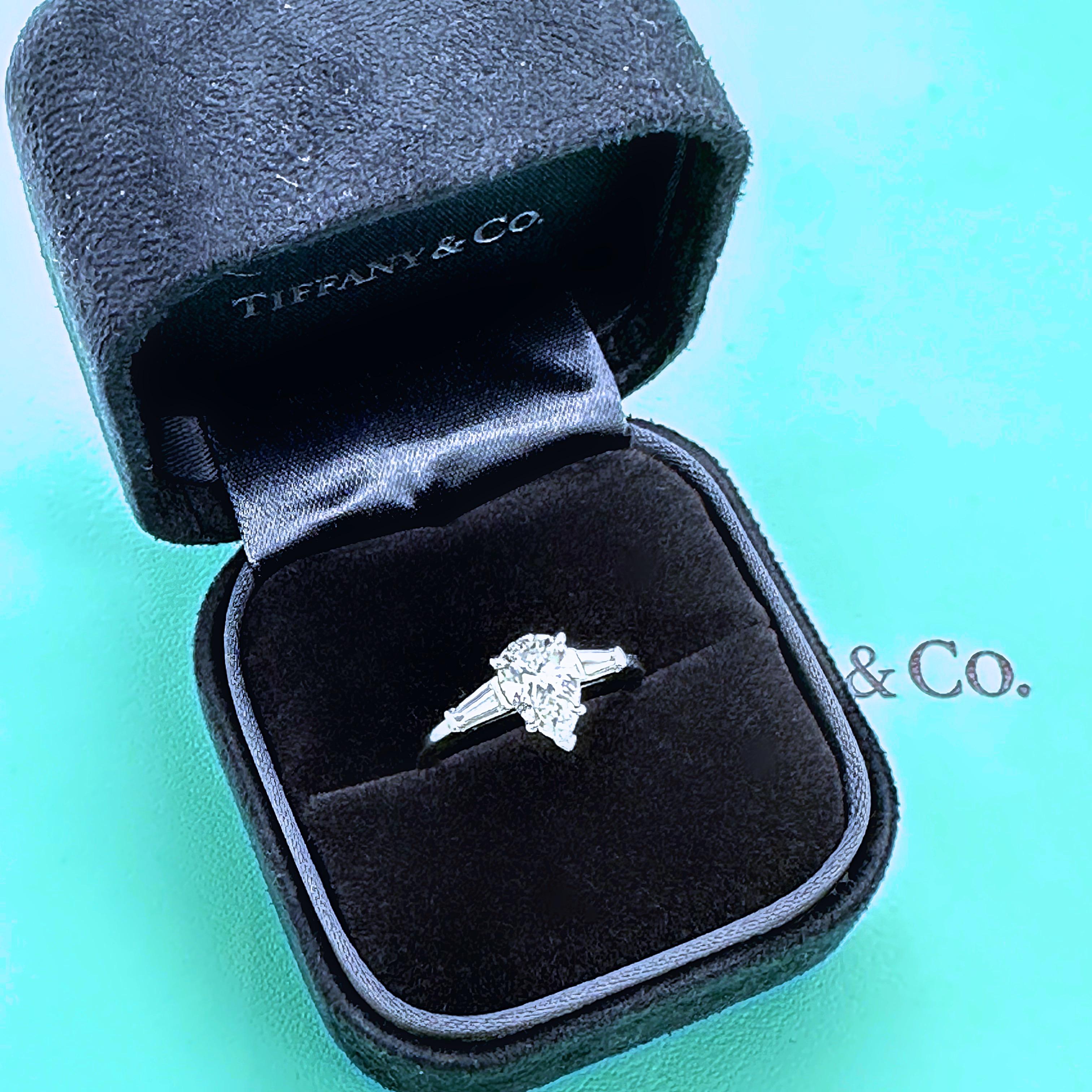 Tiffany & Co. Pear Diamond 1.07 D VS2 with Baguette Side Stones Engagement Ring For Sale 3