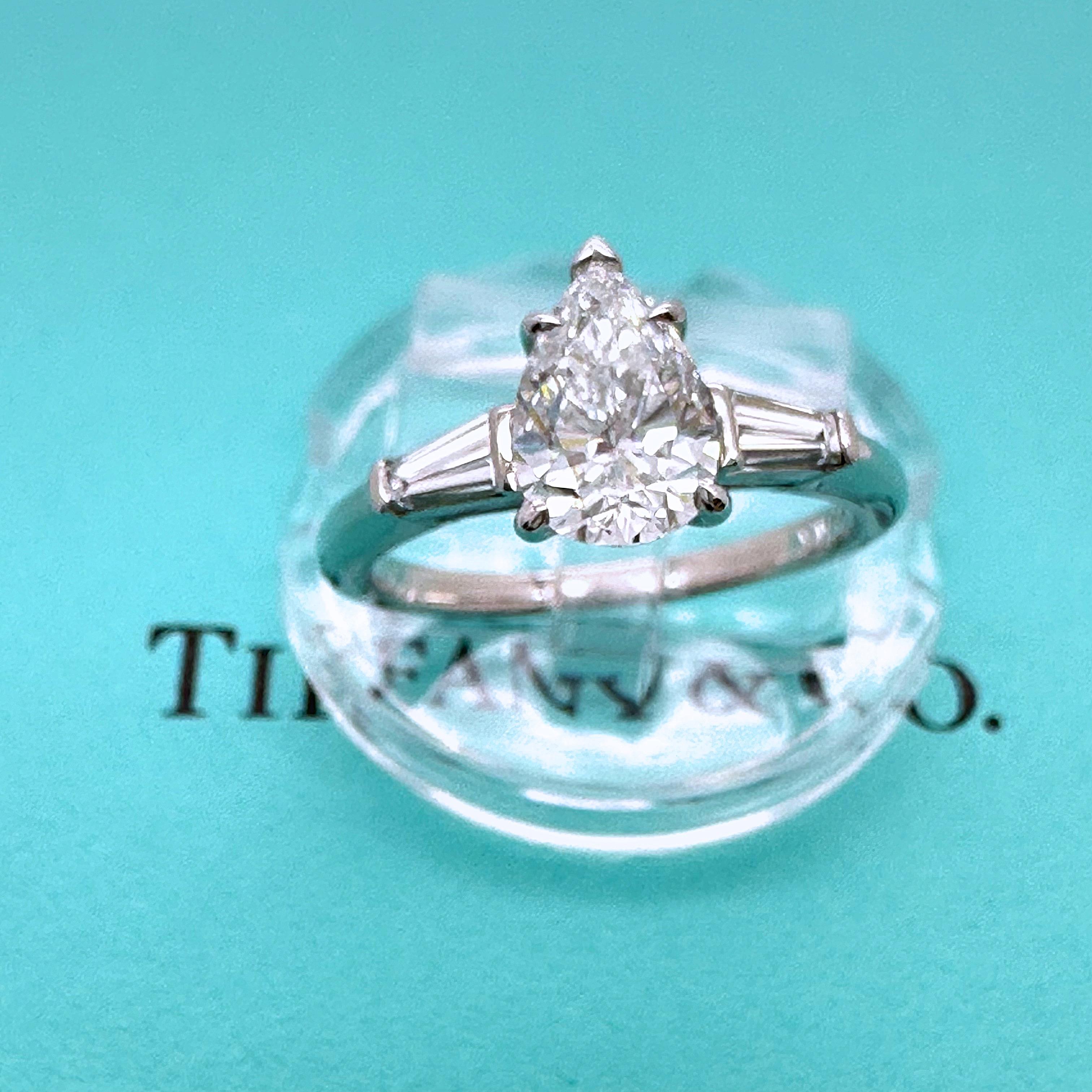Tiffany & Co. Verlobungsring mit birnenförmigem Diamant 1,07 D VS2 mit Baguette-Beistellsteinen im Angebot 9
