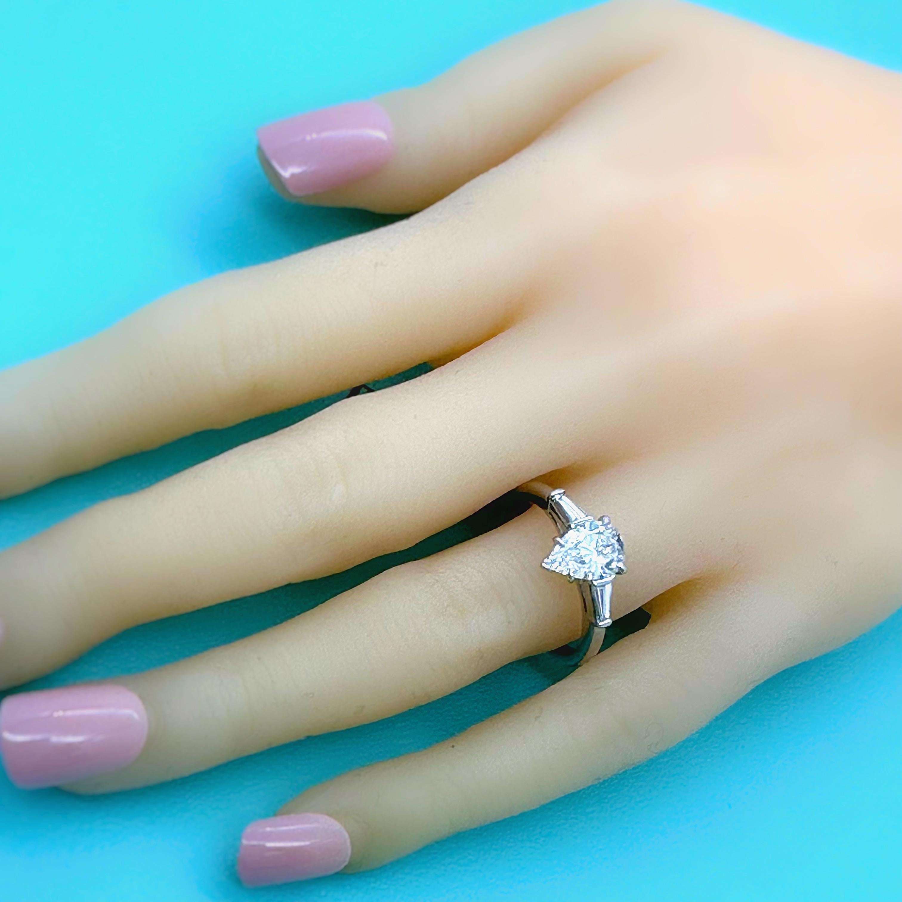 Tiffany & Co. Verlobungsring mit birnenförmigem Diamant 1,07 D VS2 mit Baguette-Beistellsteinen im Zustand „Hervorragend“ im Angebot in San Diego, CA
