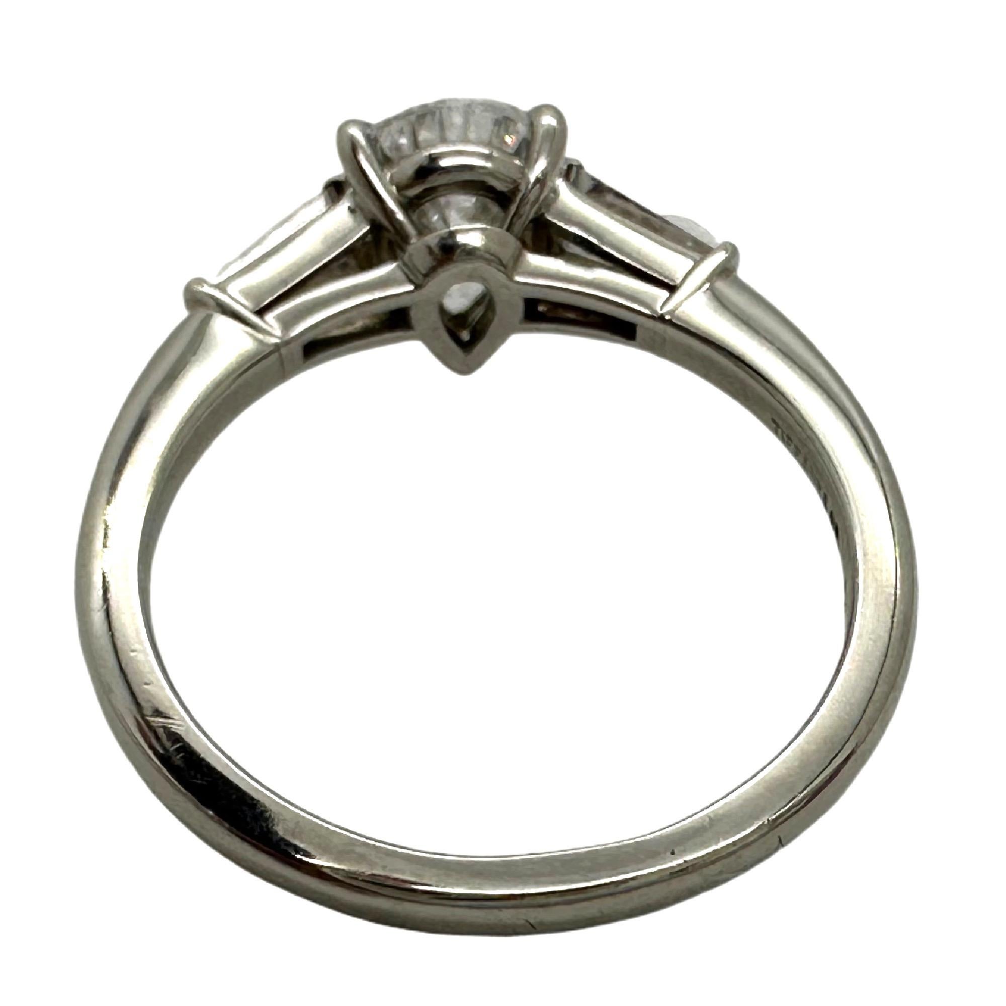 Tiffany & Co. Verlobungsring mit birnenförmigem Diamant 1,07 D VS2 mit Baguette-Beistellsteinen Damen im Angebot