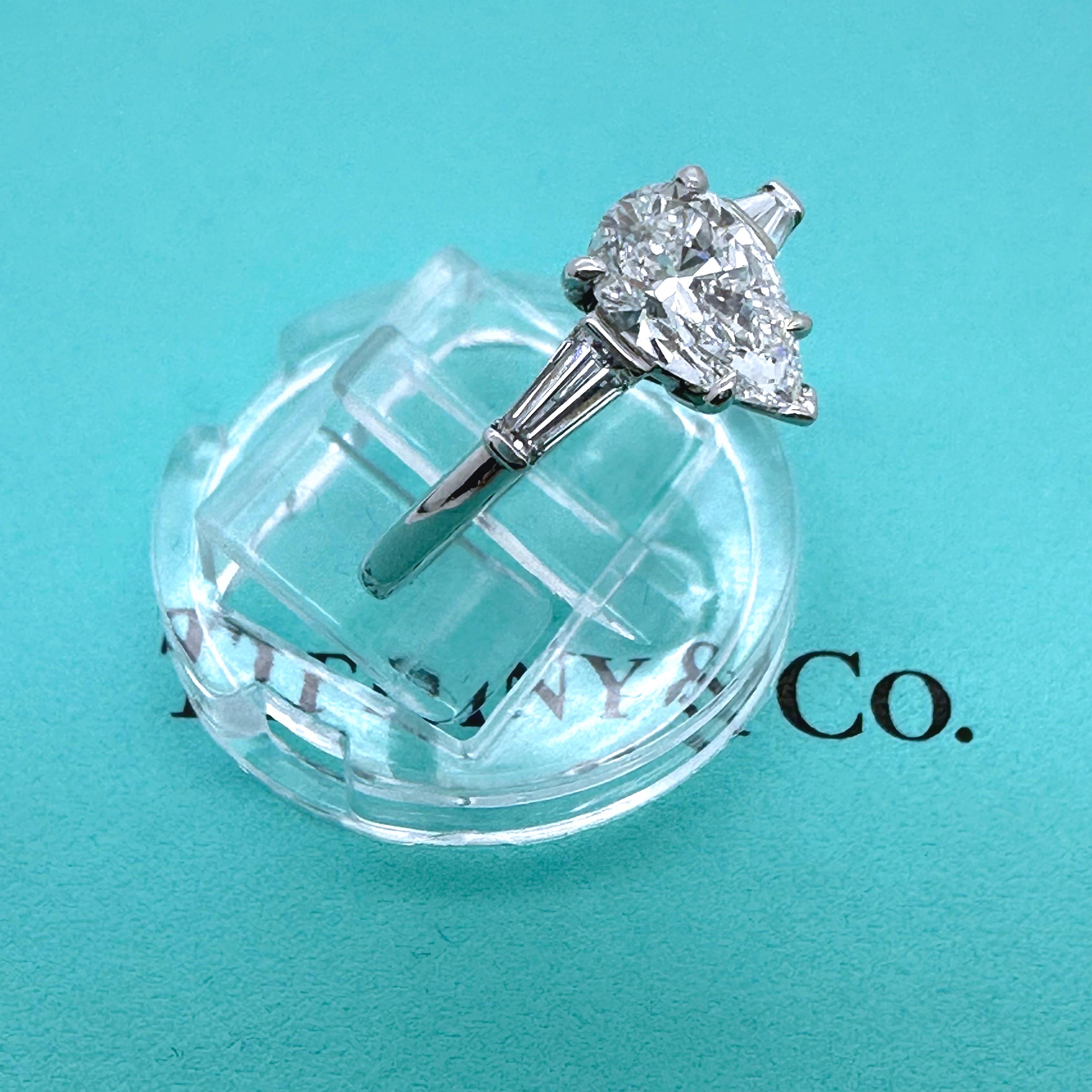 Tiffany & Co. Verlobungsring mit birnenförmigem Diamant 1,07 D VS2 mit Baguette-Beistellsteinen im Angebot 2