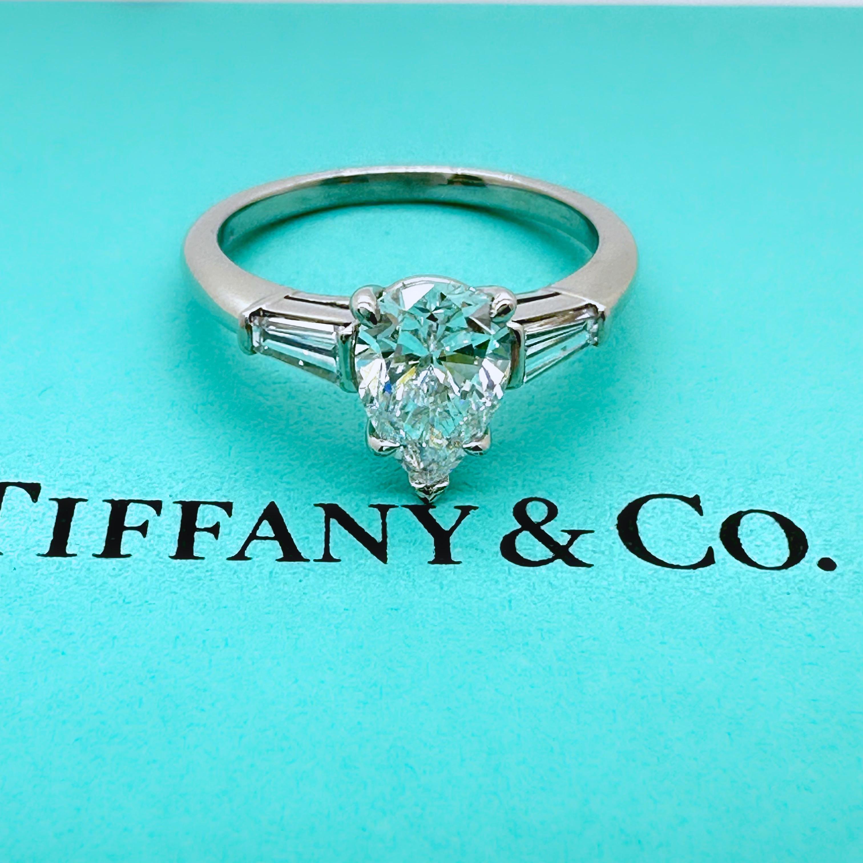 Tiffany & Co. Pear Diamond 1.07 D VS2 with Baguette Side Stones Engagement Ring For Sale 3