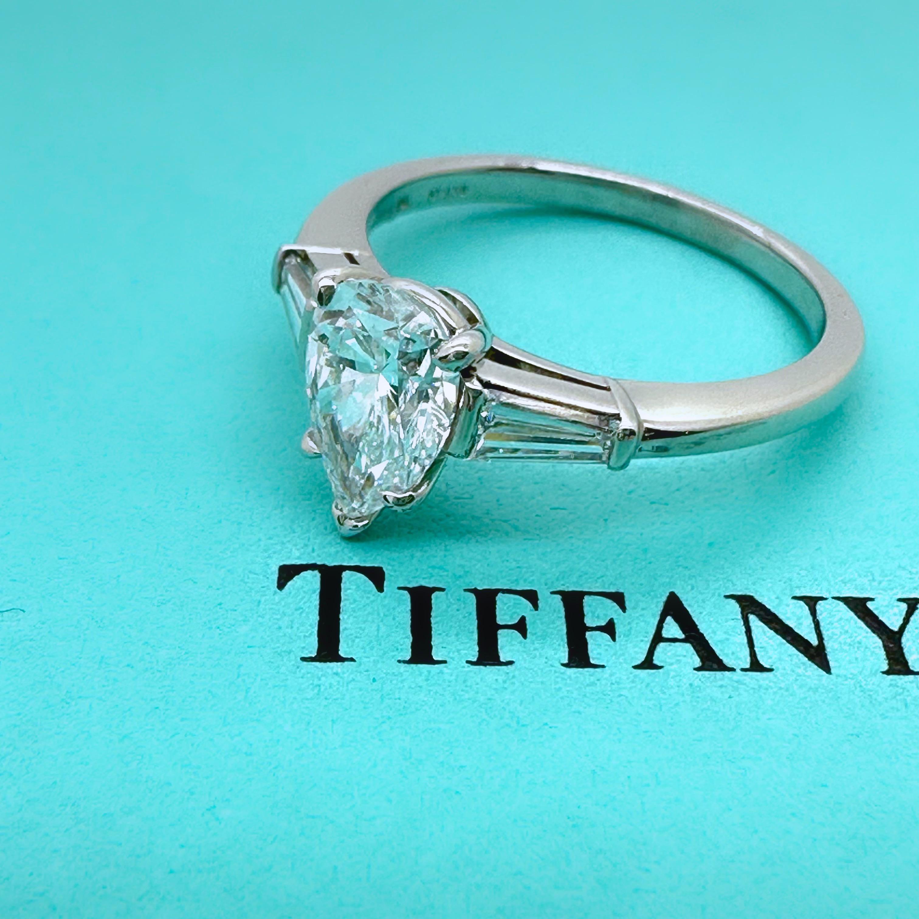 Tiffany & Co. Verlobungsring mit birnenförmigem Diamant 1,07 D VS2 mit Baguette-Beistellsteinen im Angebot 4