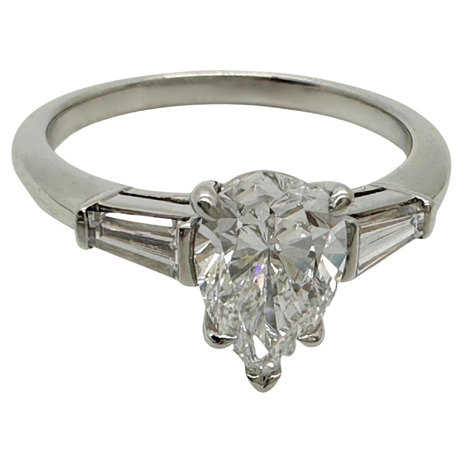 Tiffany & Co. Bague de fiançailles diamant poire 1,07 D VS2 avec pierres latérales baguettes