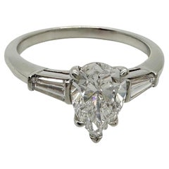 Tiffany & Co. Verlobungsring mit birnenförmigem Diamant 1,07 D VS2 mit Baguette-Beistellsteinen