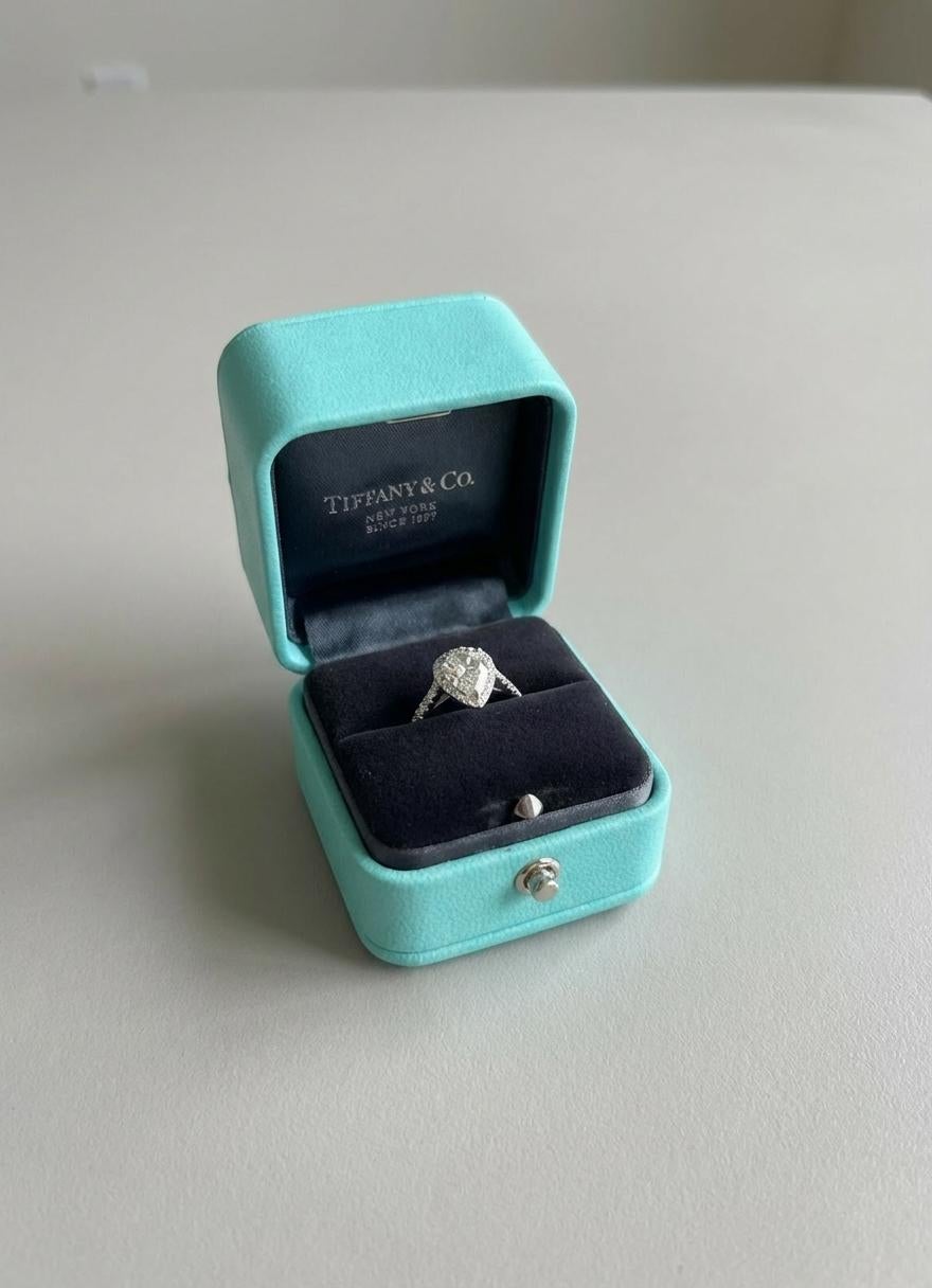 Contemporaneo Tiffany & Co. Anello di fidanzamento con diamante aureolato a forma di pera in vendita