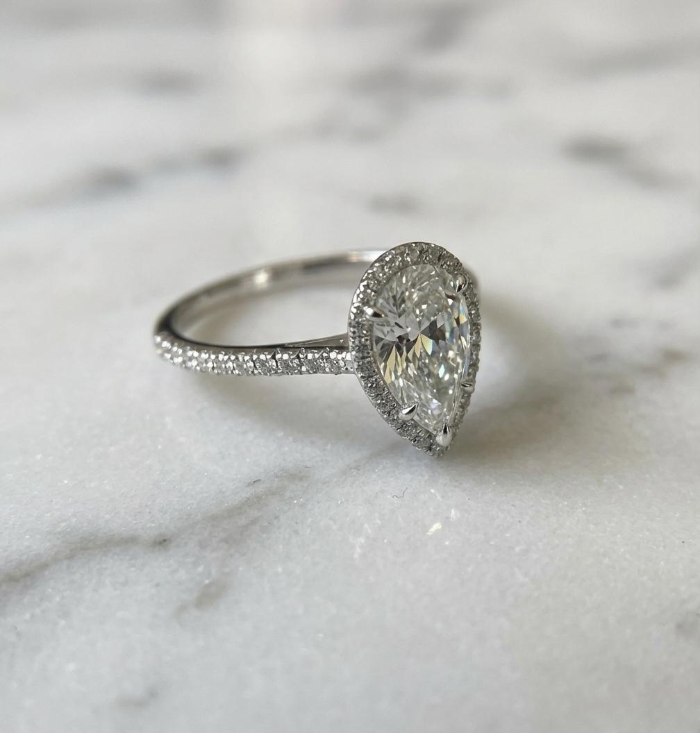 Taglio a goccia Tiffany & Co. Anello di fidanzamento con diamante aureolato a forma di pera in vendita