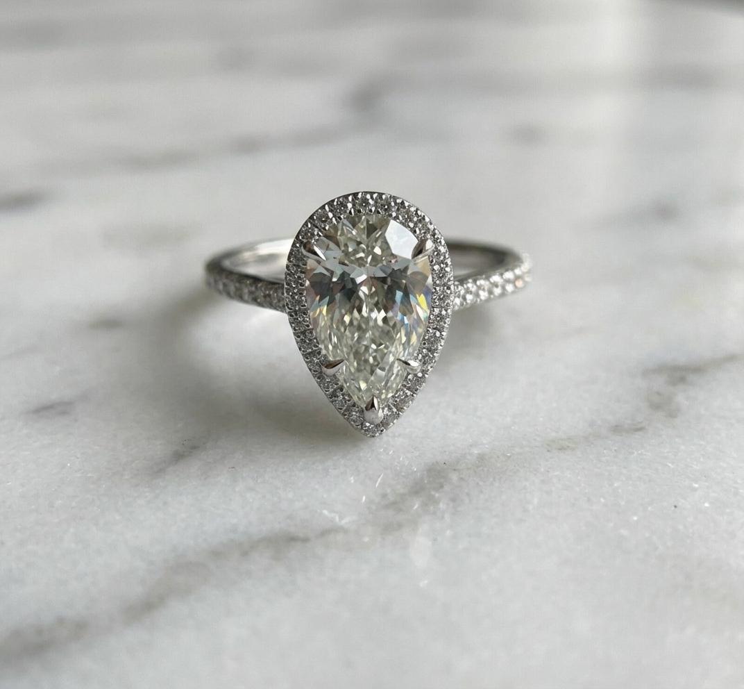 Tiffany & Co. Anello di fidanzamento con diamante aureolato a forma di pera In condizioni ottime in vendita a Chicago, IL