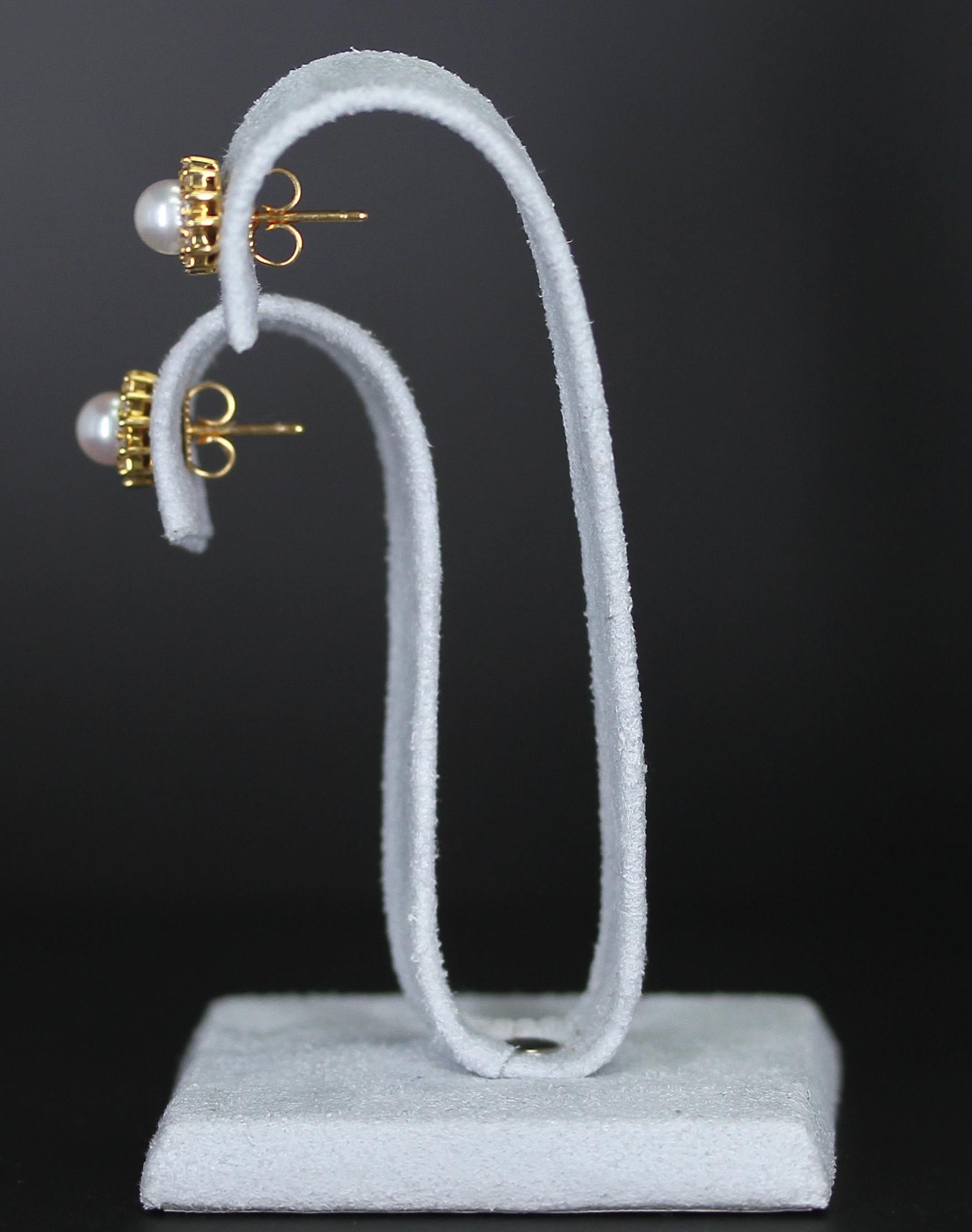 Eine schöne 18 Karat Gelbgold Tiffany & Co. Perle und Diamant-Ohrstecker mit einem Gesamtgewicht von 3::20 Gramm und die Diamanten wiegen 0::50 Karat. Gestempelt T. & Co.