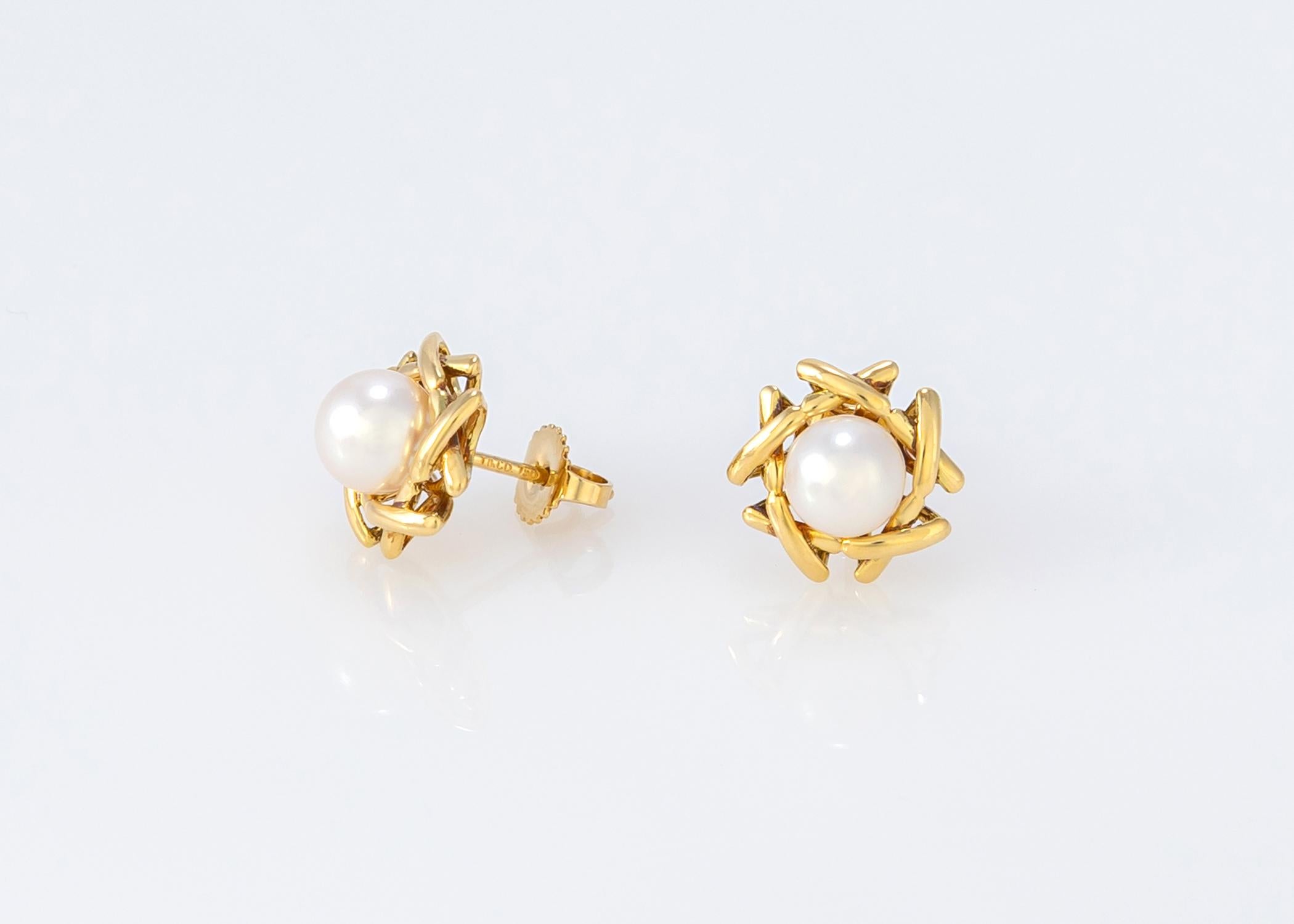 Perlenketten müssen nicht eintönig sein. Tiffany & Co. nimmt klassische Perlen und fügt ihnen ein wunderbares Design hinzu.  Dieses Paar Perlen und goldene Ohrstecker ist 1/2 Zoll groß. Ein leicht zu tragender Ohrring für jeden Tag. 