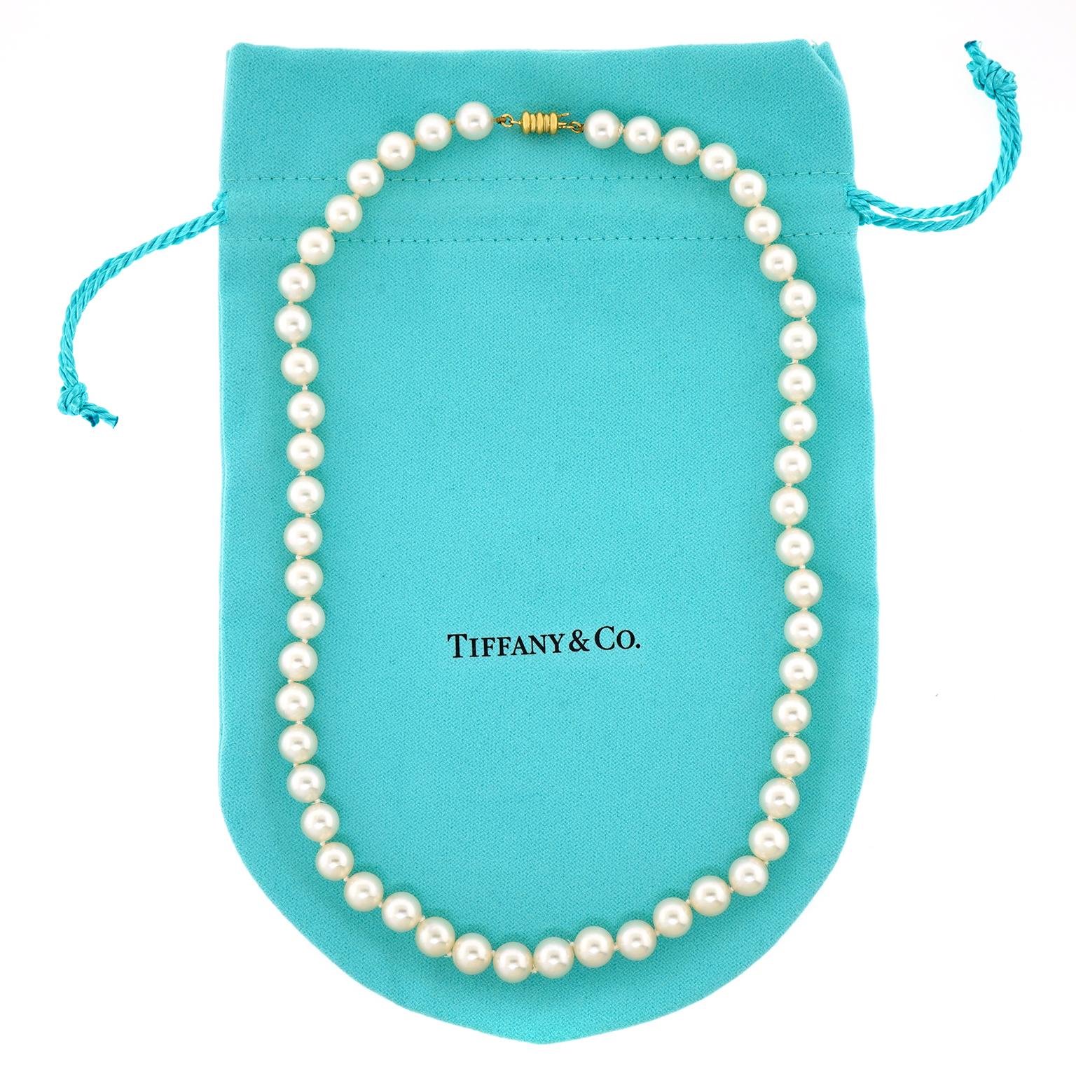 Alrededor de 1988, 18 quilates, de Tiffany & Co.  Este collar de perlas de 18 pulgadas de largo de la apreciada casa Tiffany & Co. es precioso. La cadena consta de 53 preciosas perlas de 7,8 mm a 8,0 mm de buena superficie, color y brillo. Finamente