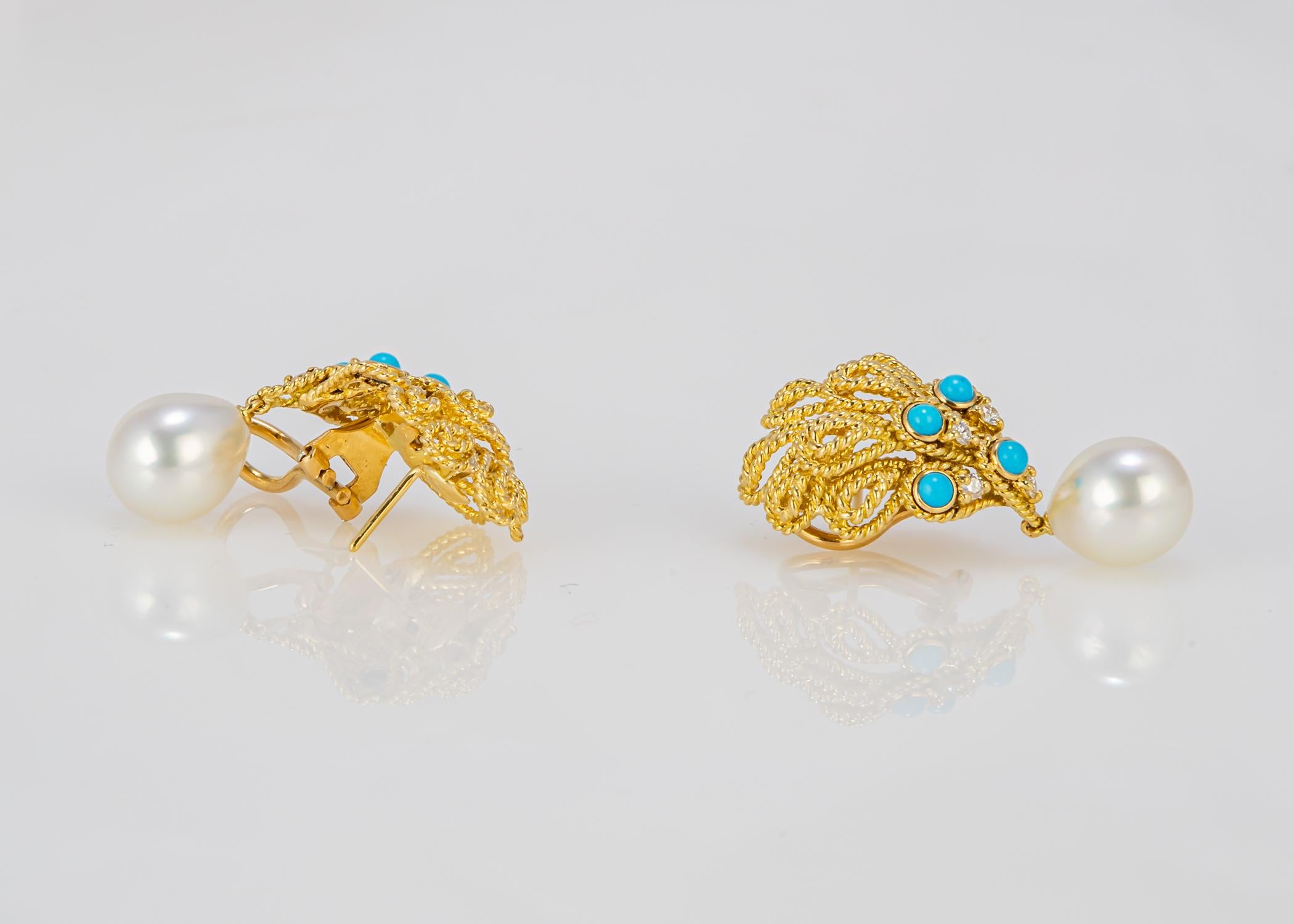 Dieses Vintage-Ohrringpaar von Tiffany & Co. ist eine Anspielung auf die Pfauenfedermotive in den frühen Tiffany-Glasmalereien. Türkise mit Diamanten akzentuiert und mit Südseeperlen vollendet, schaffen schlichte Eleganz. Mit einer Länge von 1 1/2
