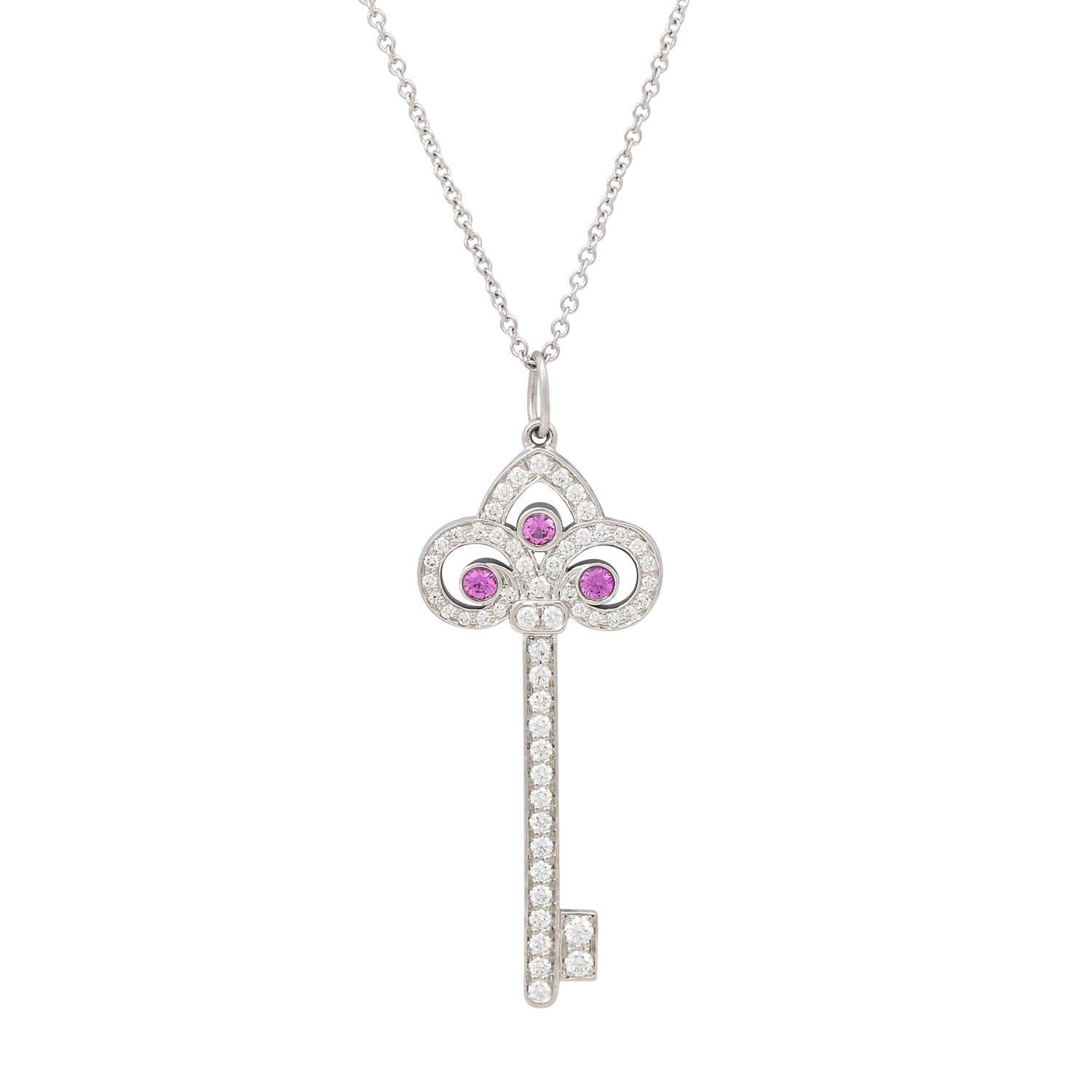 mit Brillanten von insgesamt ca. 0,50 ct, sehr gute Farbe und Reinheit, Rubine, Platin, 3,8 g, L.: ca. 3,5 cm, mit feiner Kabelkette, WG 18K, 1,6 g, L .: 46 cm, 20./21. Jahrhundert, leichte Gebrauchsspuren, Anhänger und Kette mit Herstellermarke.

