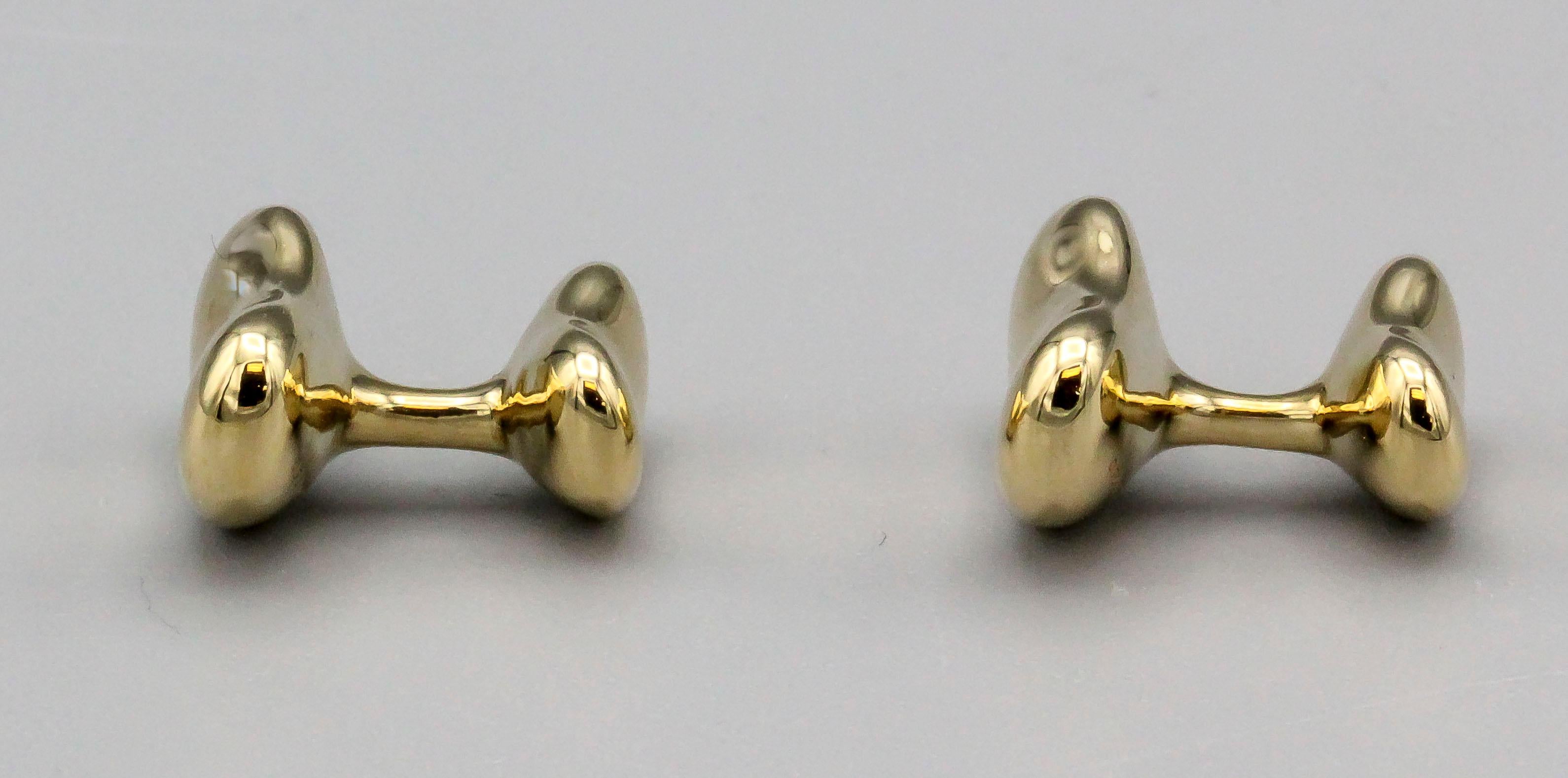 Raffinata coppia di gemelli contemporanei a forma di fagiolo in oro giallo 18 carati di Elsa Peretti for Tiffany & Co. degli anni 2000 circa. Il modello attuale ha una larghezza di 18 mm e un prezzo di vendita di 4900 dollari, mentre questo modello