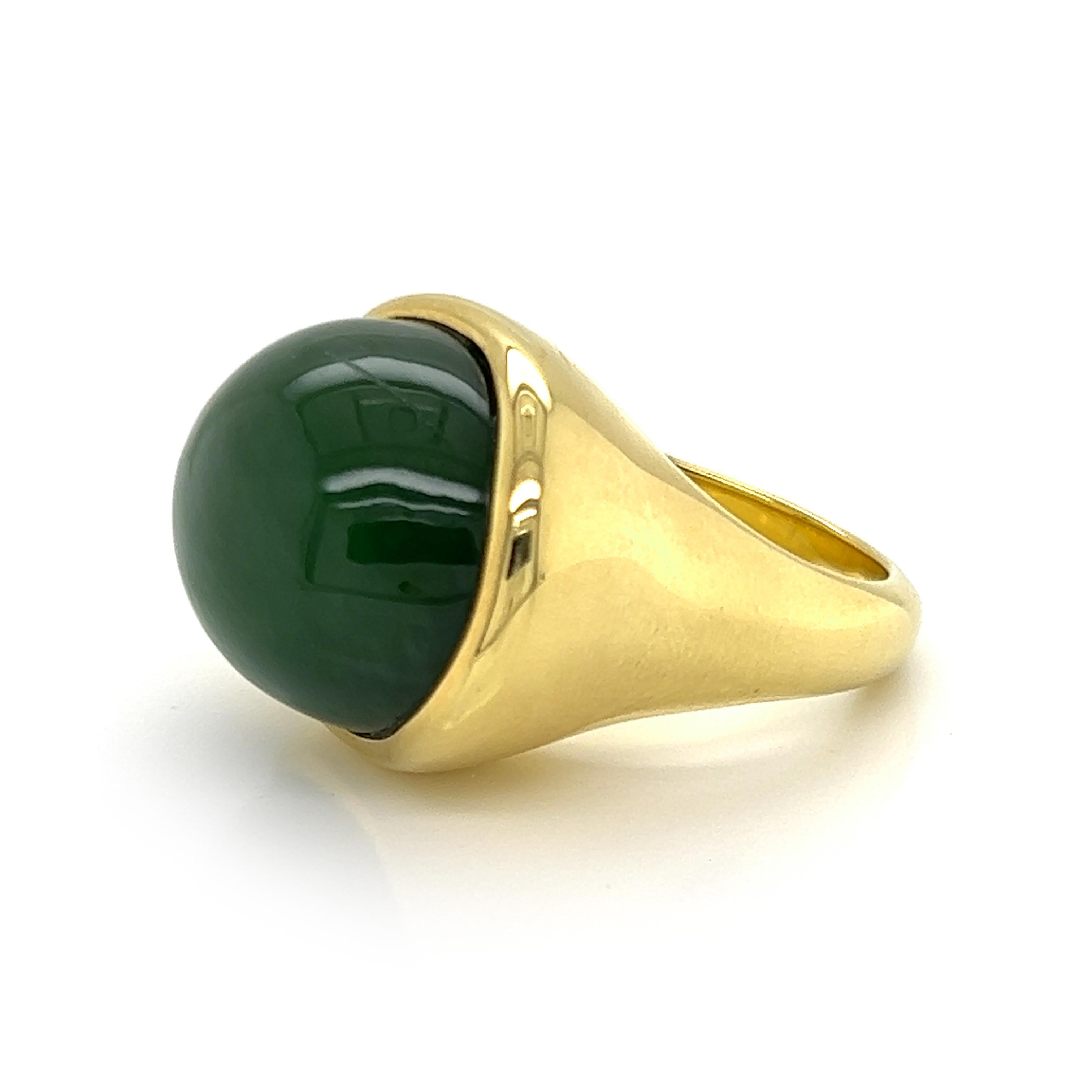 Tiffany & Co. Peretti Cabochon Green Jade 18k Yellow Gold Ring - Size 7 In Excellent Condition For Sale In Boca Raton, FL