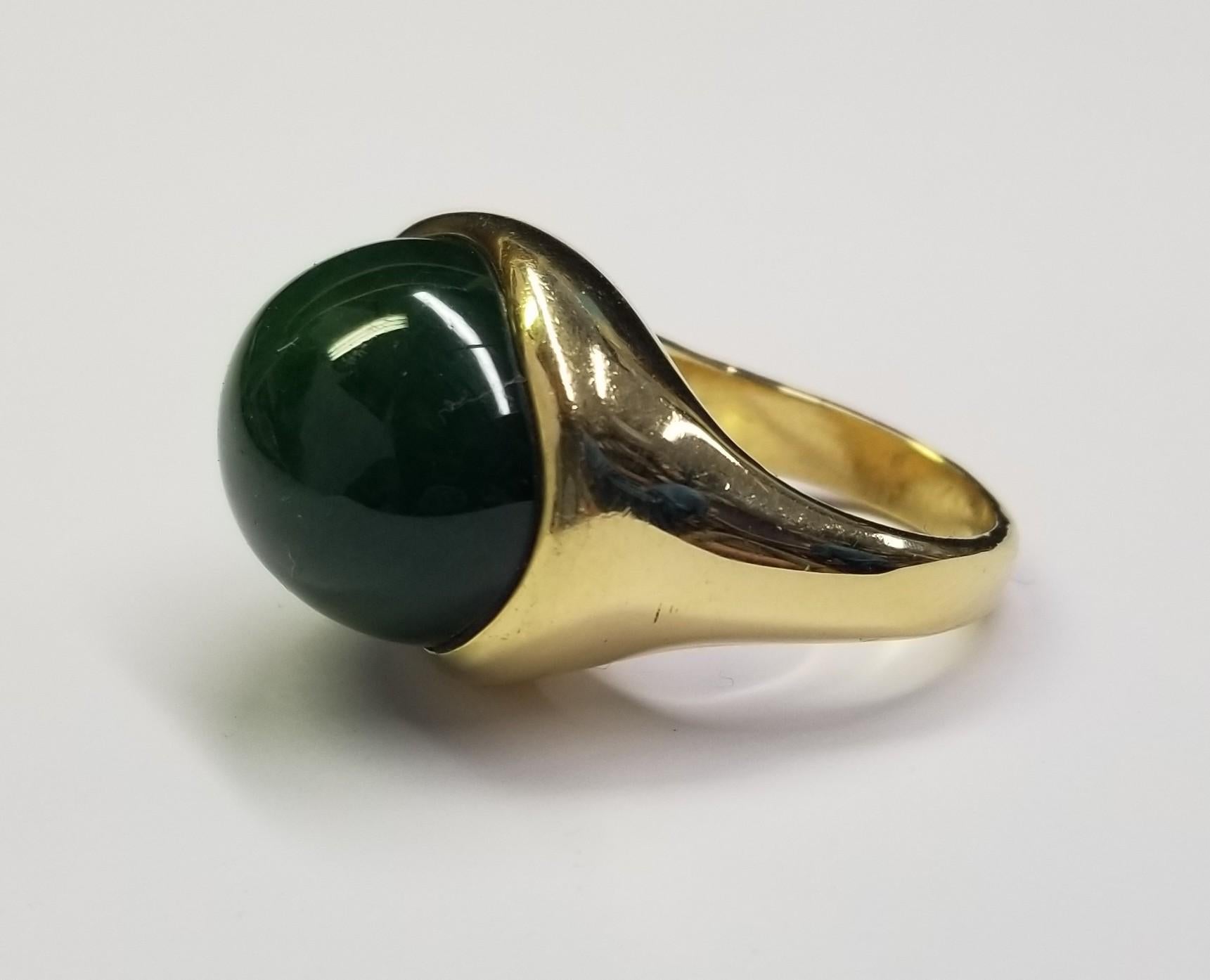De la diseñadora Elsa Peretti por Tiffany & Co. es este encantador anillo auténtico liso, elaborado en oro amarillo de 18 quilates con un acabado pulido que presenta un puente en forma de ola inclinada que se funde con los hombros del vástago y la