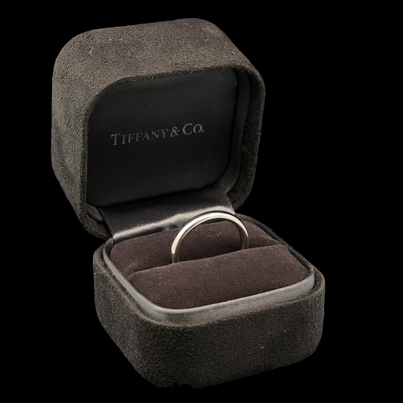 De las mujeres Tiffany & Co. Anillo de boda Peretti Classic de platino de 2,75 mm con caja original en venta