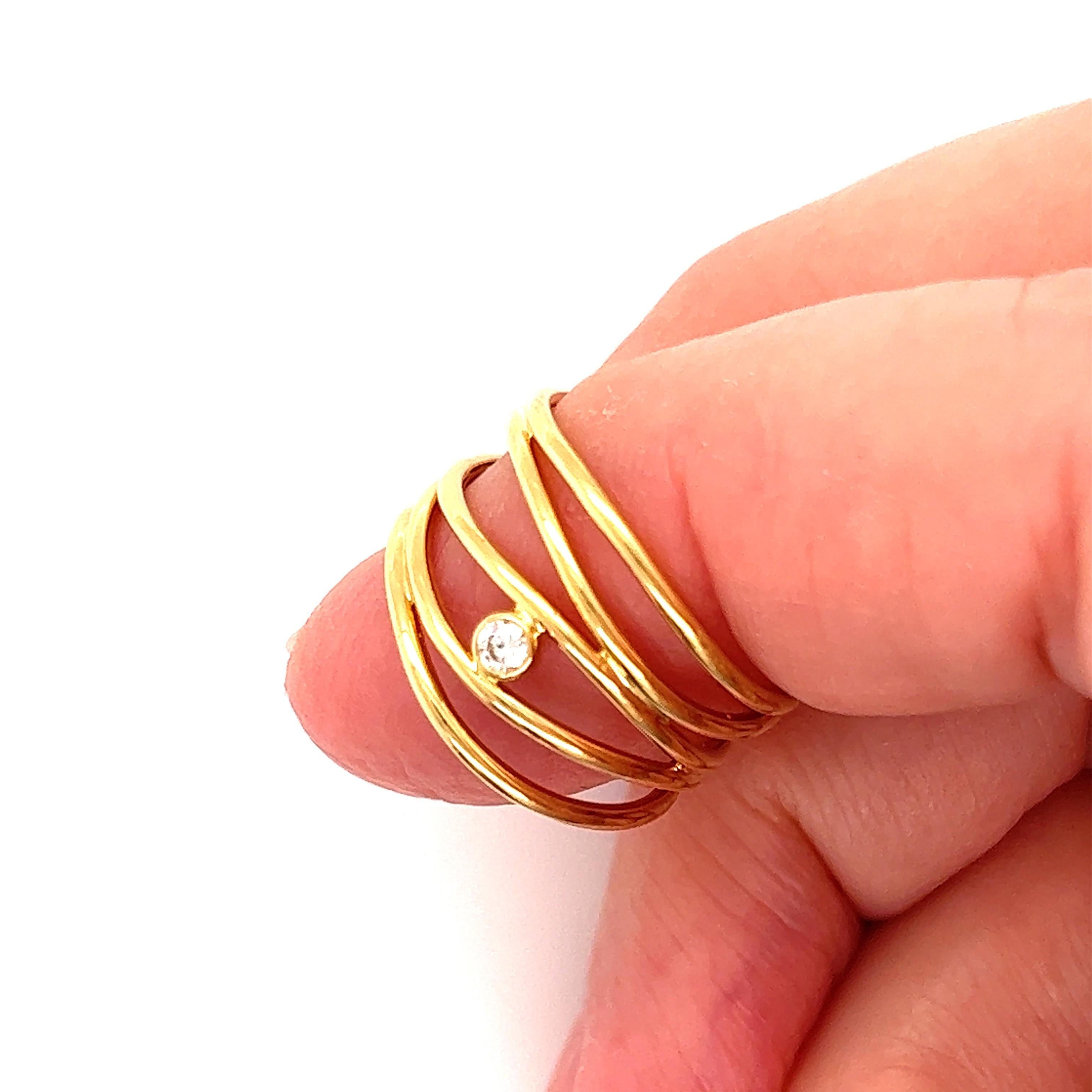 Dieser elegante, authentische Ring von Tiffany & Co. ist ein Werk der Designerin Elsa Peretti aus ihrer Wire Wave Collection. Es ist aus 18 Karat Gelbgold mit 5 feinen Draht-Band in einem Draht-Stil und hat eine 5 Punkte Lünette gesetzt
