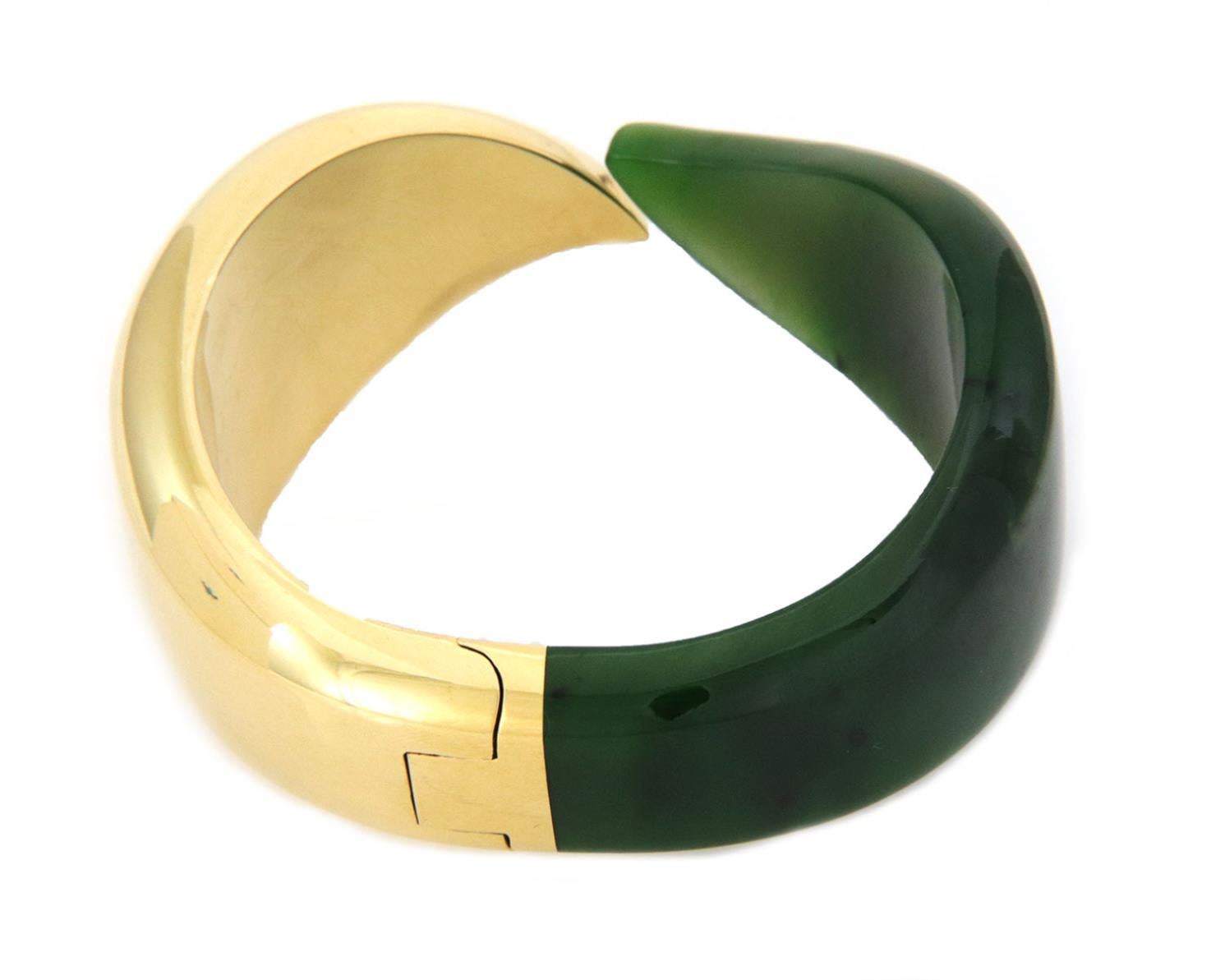 Tiffany & Co. Peretti Green Jade 18k Yellow Gold Wide Cuff Bracelet In Excellent Condition For Sale In Boca Raton, FL
