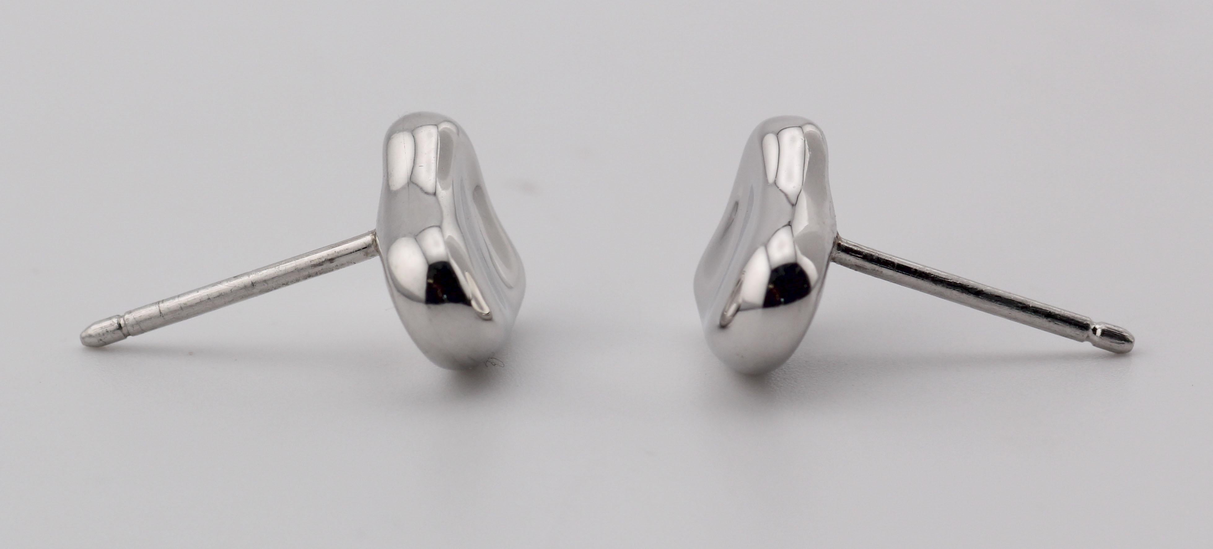 Tiffany & Co. Peretti Platinum Full Heart Stud Earrings In condizioni buone in vendita a Simpsonville, SC