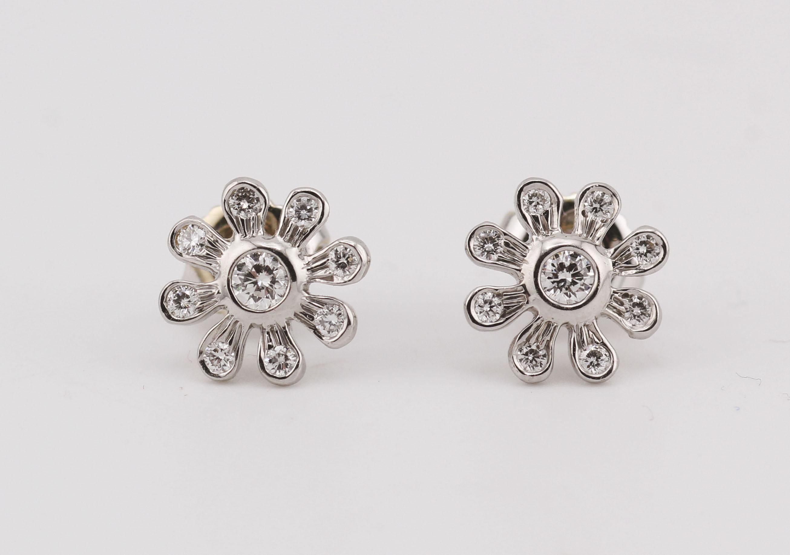 Scopri l'eleganza di Tiffany & Co. con questi splendidi orecchini di platino. Realizzati con precisione, questi orecchini incarnano il lusso e il design senza tempo.

Ogni orecchino presenta un diamante bianco centrale, circondato da un motivo