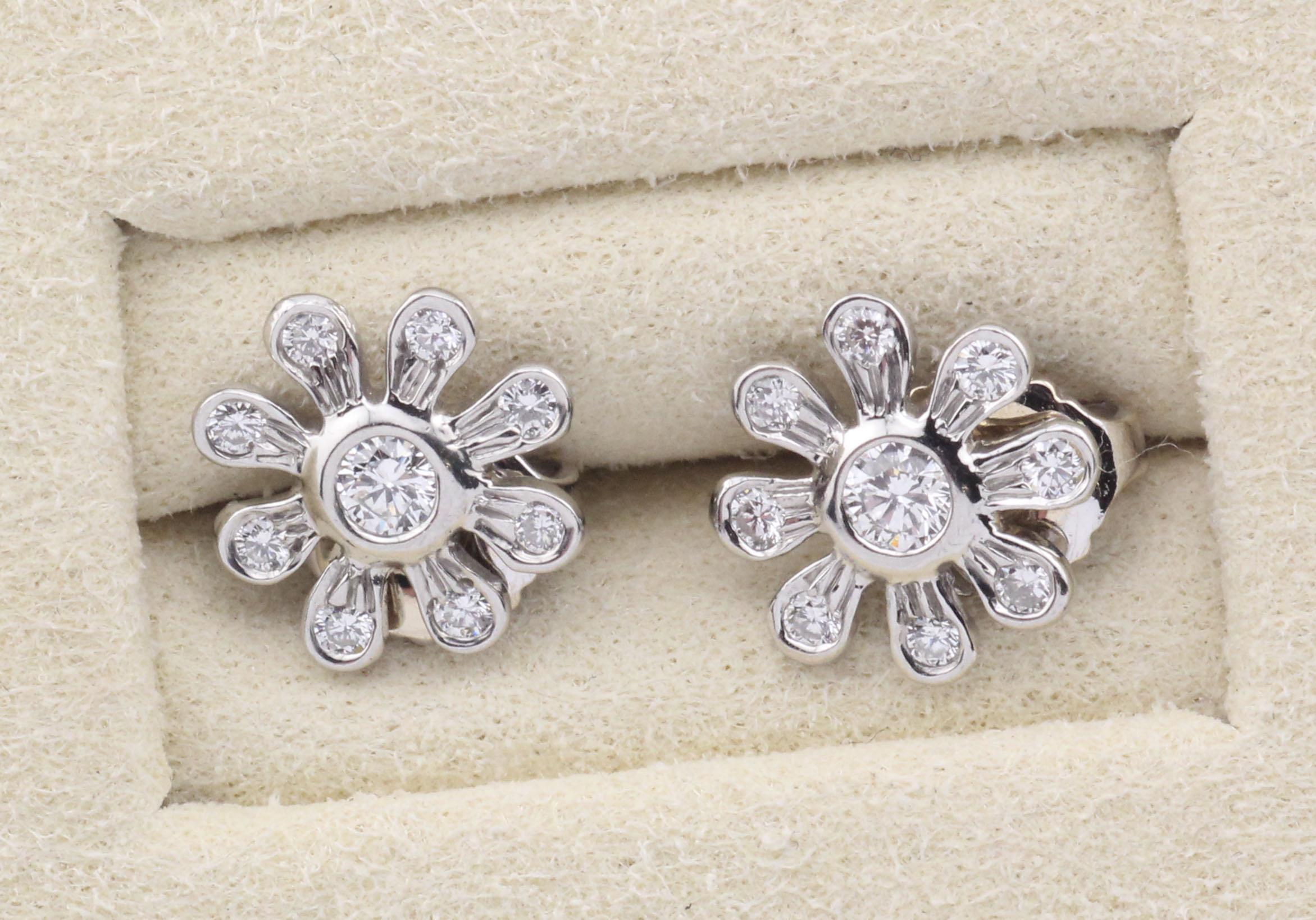 Taglio brillante Tiffany & Co. Orecchini con diamante Picasso in platino con fiore Marguerite in vendita