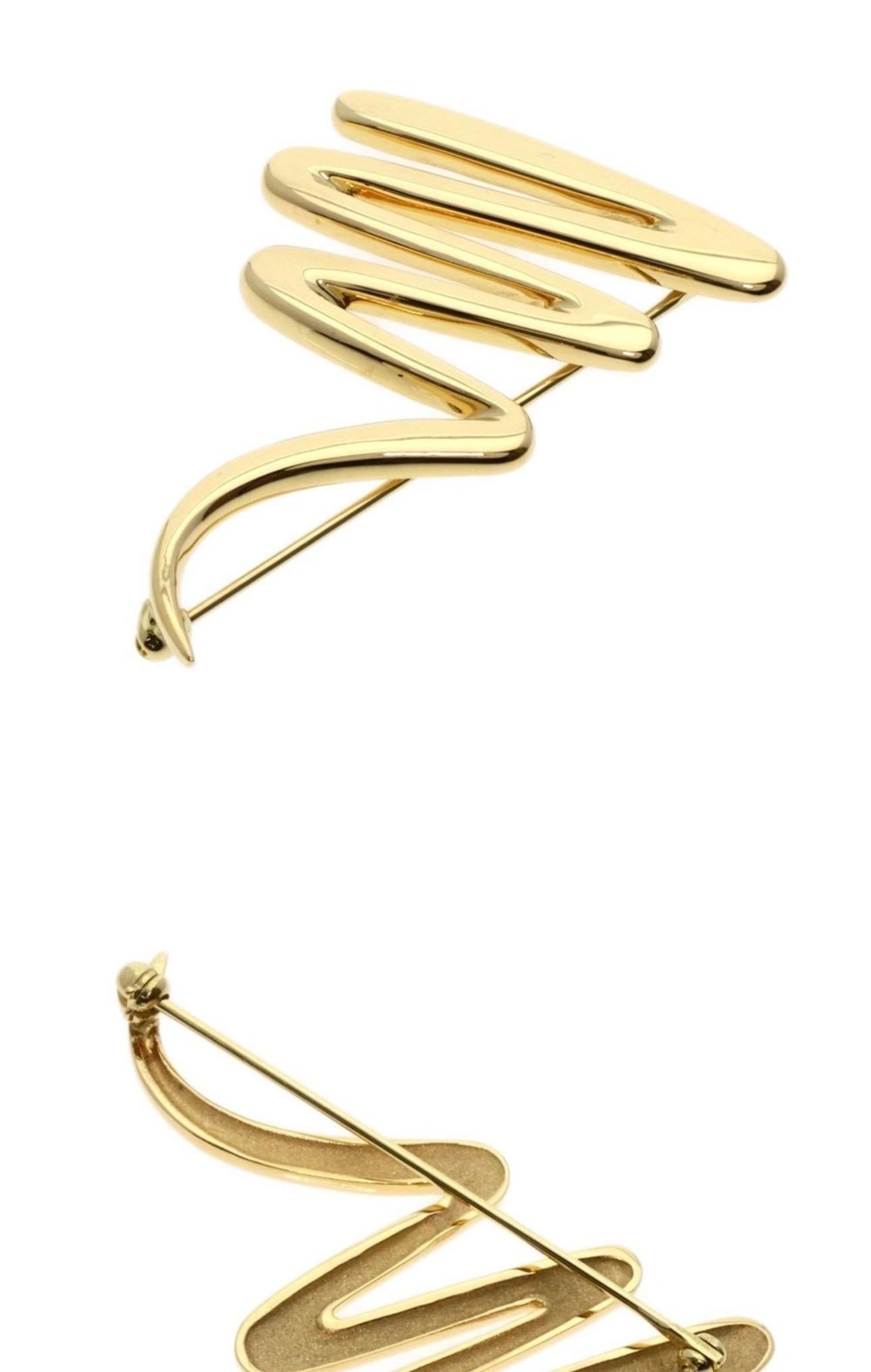 Vintage By, 1983  Tiffany & Co. Paloma Picasso Épingle/broche en or jaune 18 carats, 31 gm
Cette magnifique broche authentique provient de Tiffany & Co. et a été réalisée par la designer Paloma Picasso dans le cadre de sa collection Zig Zag. Elle