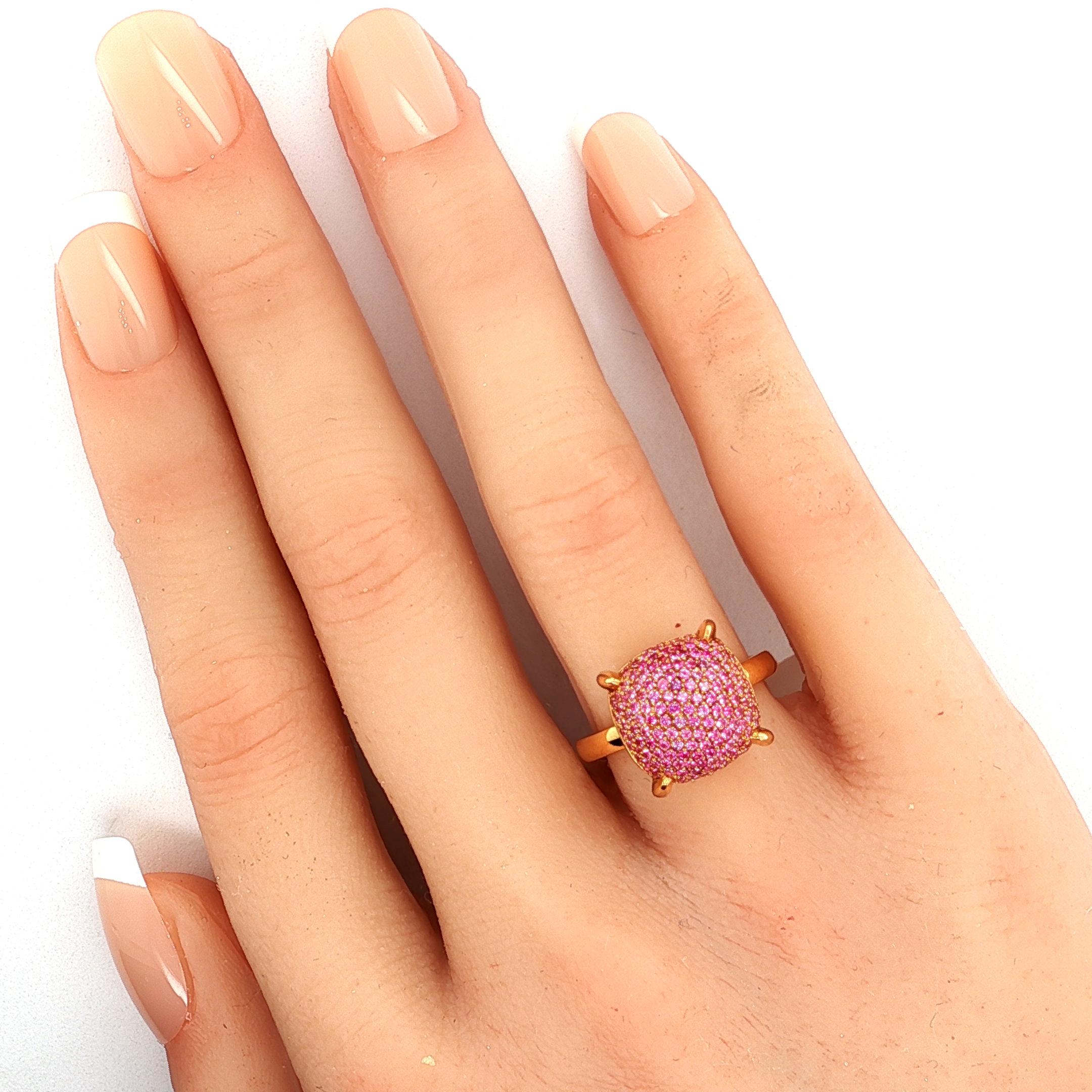 Il s'agit d'une magnifique bague authentique de Tiffany & Co. réalisée par la designer Paloma Picasso et issue de sa Collectional Sugar Stacks. Il est réalisé en or rose 18 carats avec une finition polie. La partie supérieure de la bague présente un