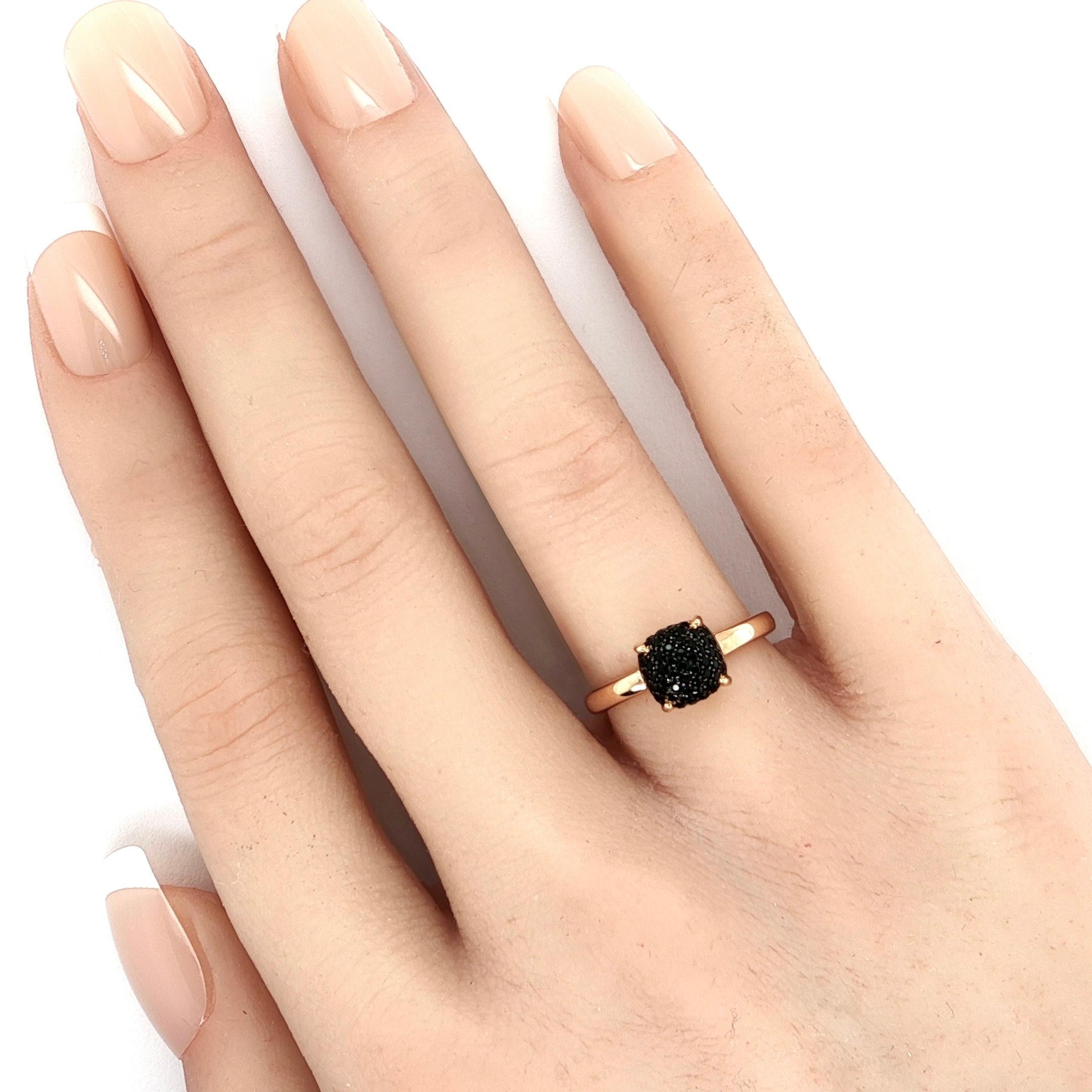 Este elegante anillo auténtico de Tiffany & Co. es una creación de la renombrada diseñadora Paloma Picasso de su célebre colección Sugar Stacks. Elaborado en lujoso oro rosa de 18 quilates con un acabado muy pulido, el anillo luce una mini cúpula en