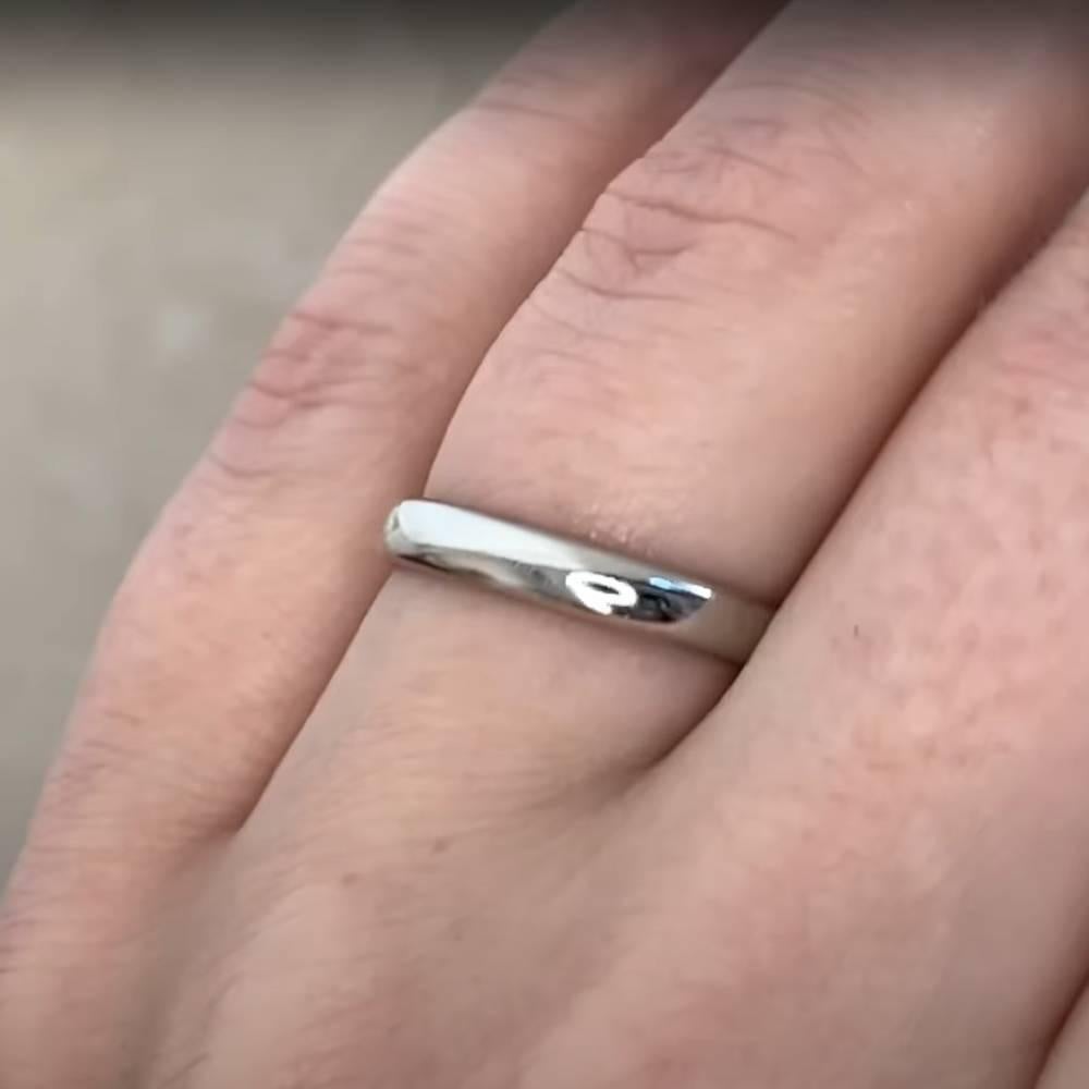 Dieser klassische Ehering von Tiffany & Co. wird in Handarbeit aus Platin gefertigt und mit einer hochglänzenden Oberfläche versehen, die zeitlose Eleganz ausstrahlt. Sein klares, minimalistisches Design bietet einen raffinierten Look und macht ihn