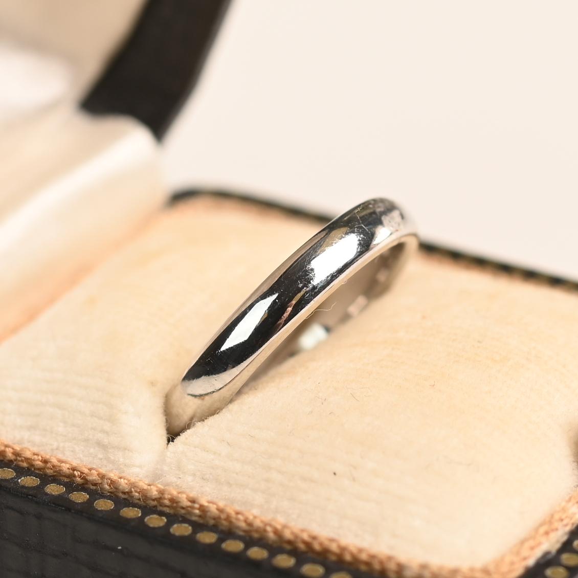 Dieser klassische Ehering von Tiffany & Co. wird in Handarbeit aus Platin gefertigt und mit einer hochglänzenden Oberfläche versehen, die zeitlose Eleganz ausstrahlt. Sein klares, minimalistisches Design bietet einen raffinierten Look und macht ihn