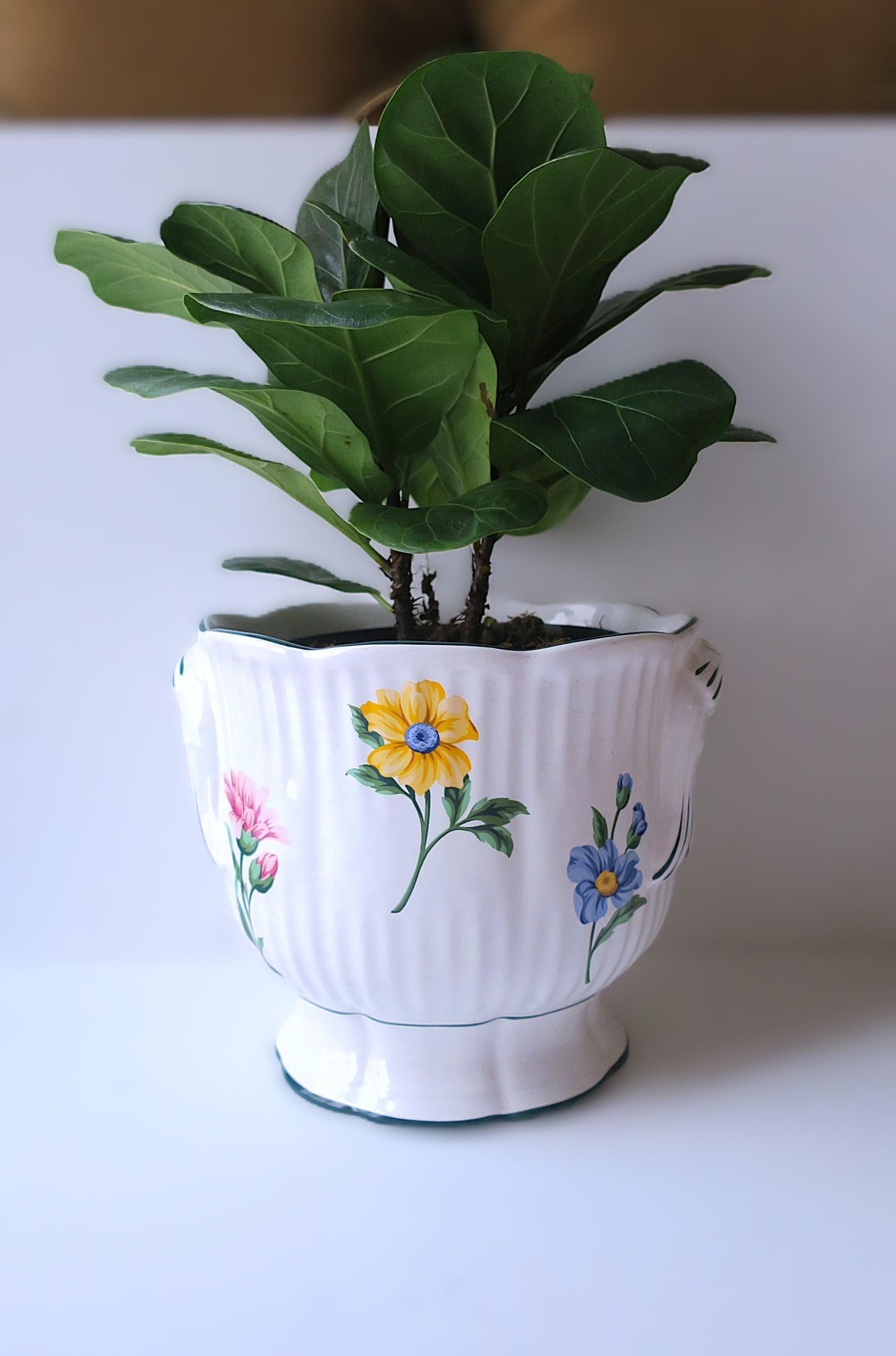 Fioriera cachepot jardinière bianca di Tiffany & Co. con disegni floreali colorati, circa fine XX secolo. Il pezzo ha un disegno floreale con fiori gialli, rosa e blu su sfondo bianco, rifinito con finiture verdi, 