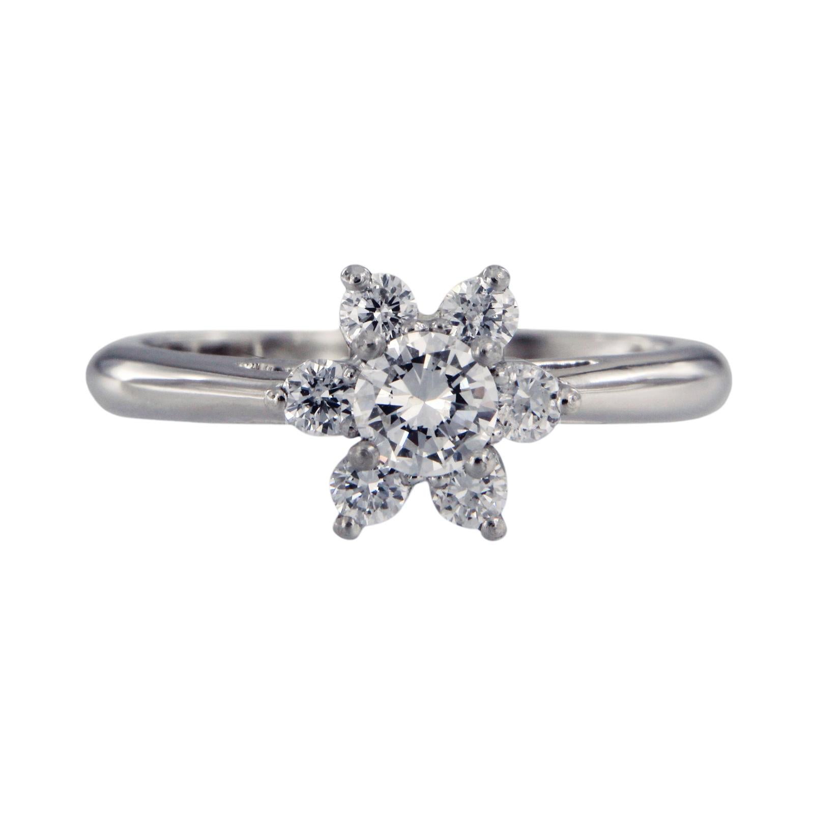 TIFFANY & CO. PLATIN 0,50CT VS-2 G FARBE BLUME DIAMANT RING GRÖSSE 5,5

Informationen über Diamanten

Gewicht: 0,50 Karat Insgesamt.
Form und Schliff: Rundschliff Diamanten.

Metall-Informationen

Diamant-Finish

Schnitt: Gut.
Polnisch:
