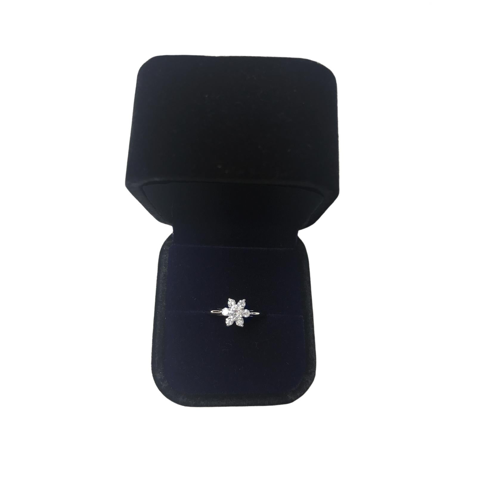 Tiffany & Co. Platin 0,50 Karat VS-2 G Farbe Blume Diamantring im Zustand „Hervorragend“ im Angebot in New York, NY