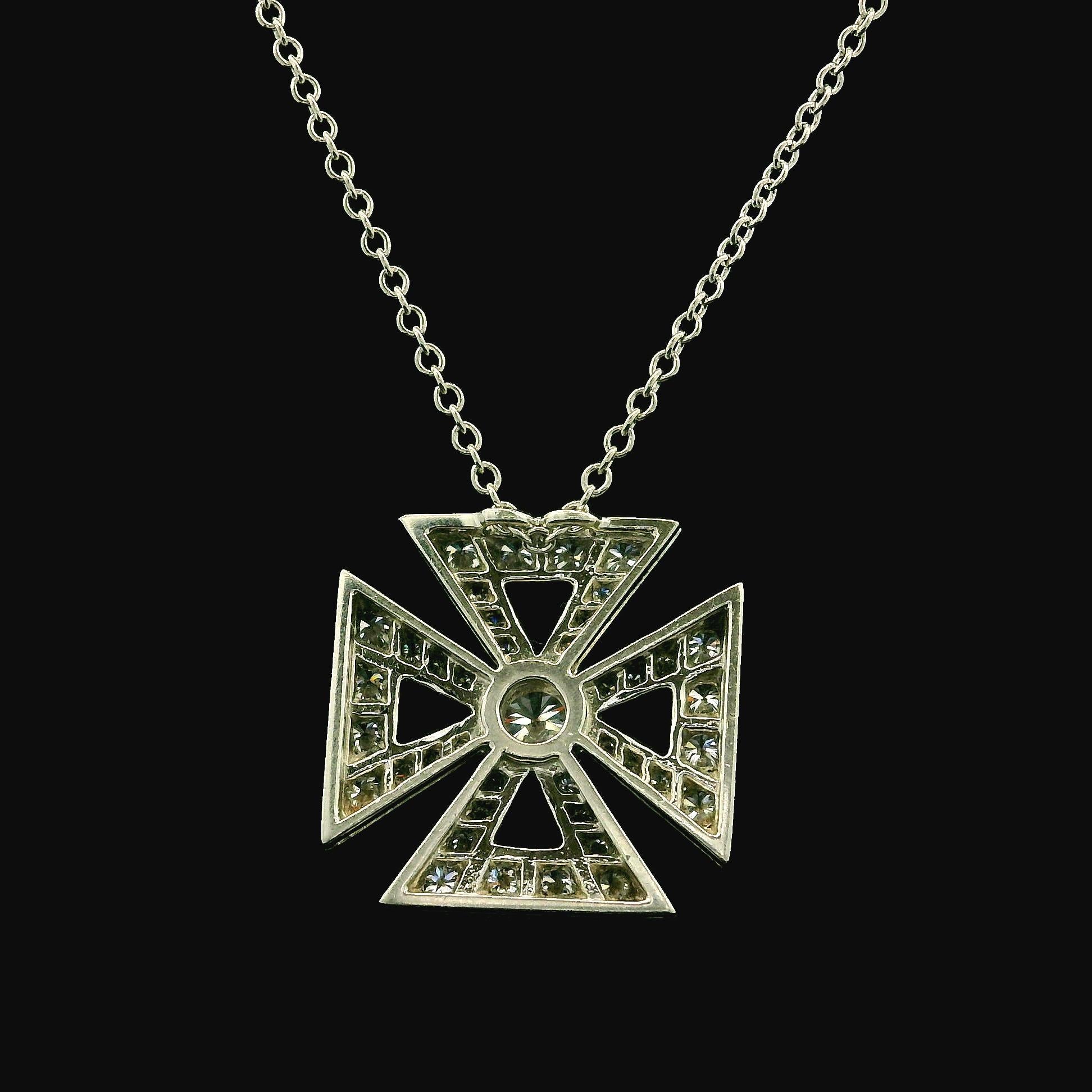 Taille brillant Tiffany & Co. Pendentif croix de Malte de 0,52 carat poids total sur collier de 16 pouces en vente