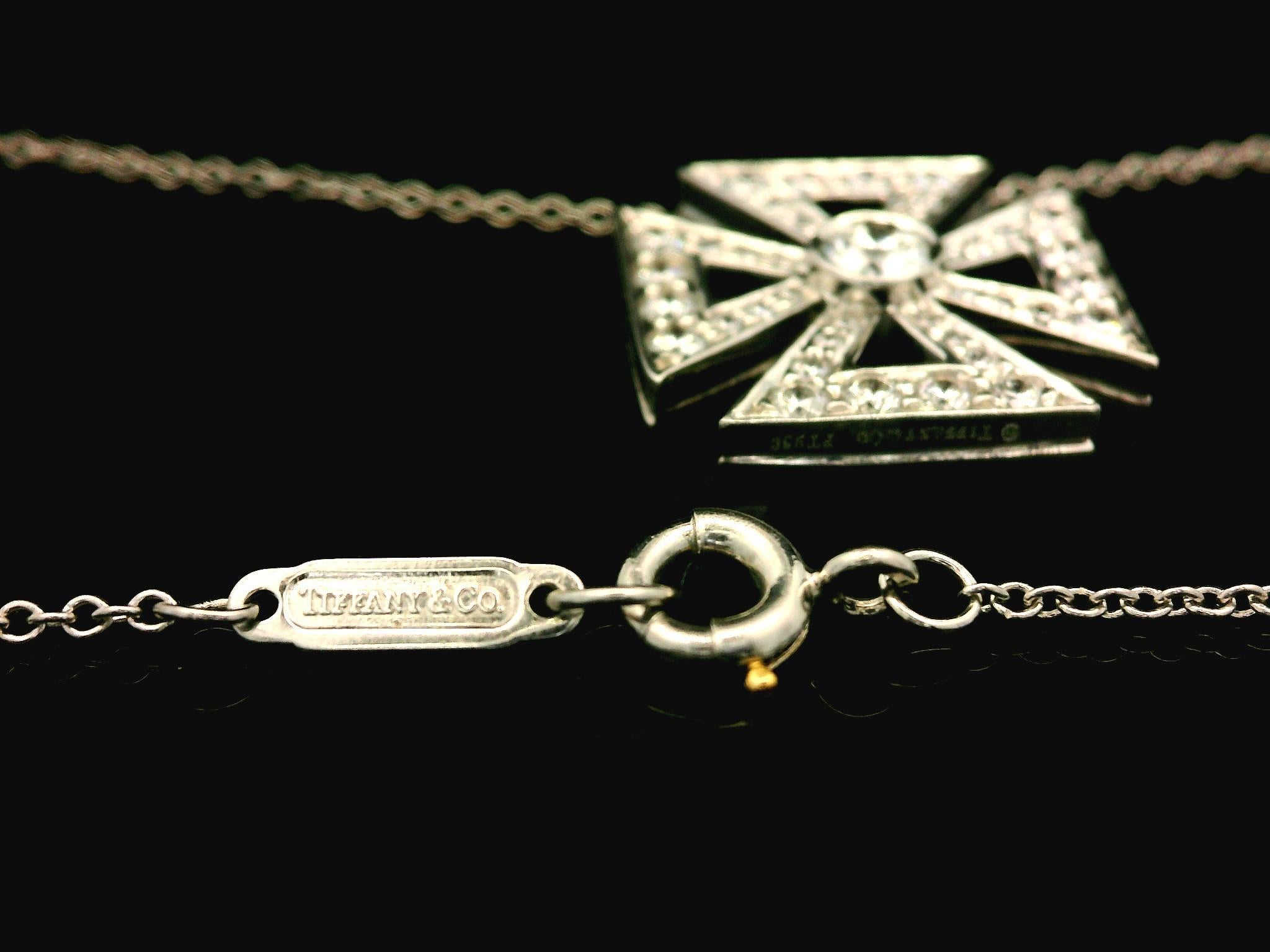 Tiffany & Co. Pendentif croix de Malte de 0,52 carat poids total sur collier de 16 pouces Excellent état - En vente à Montclair, NJ