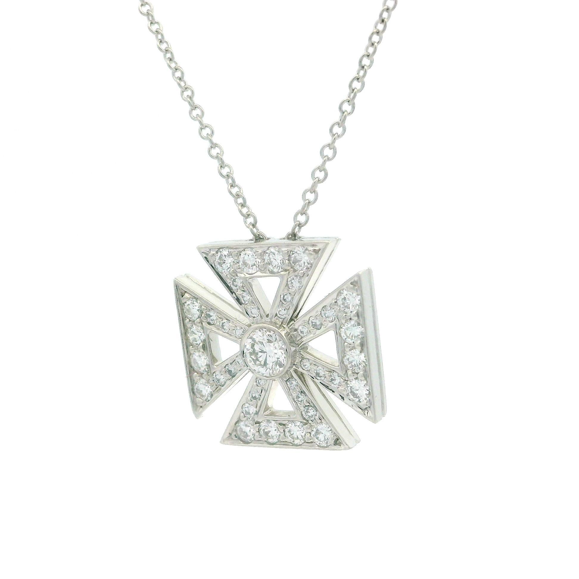 Tiffany & Co. Pendentif croix de Malte de 0,52 carat poids total sur collier de 16 pouces en vente 3