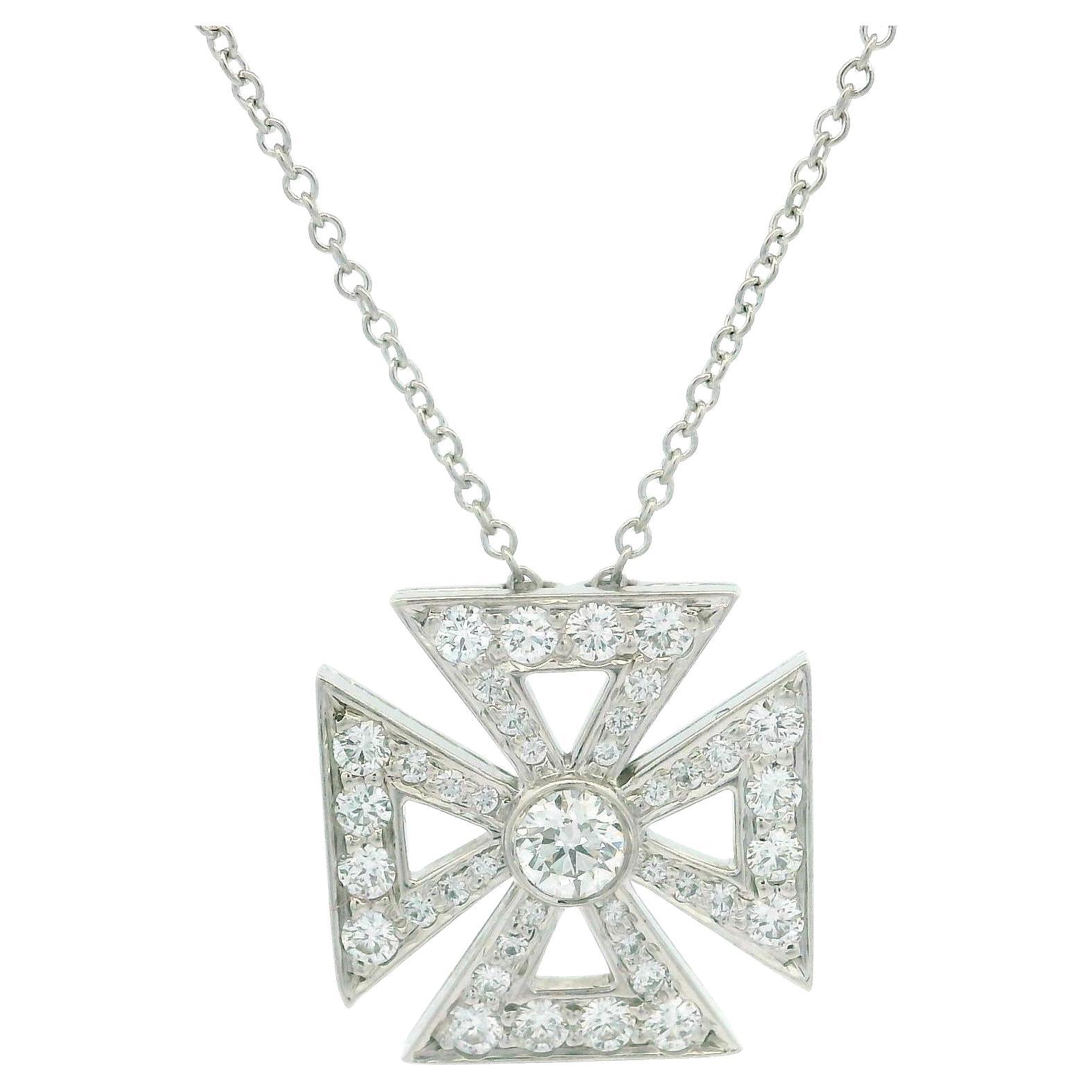 Tiffany & Co. Ciondolo a croce maltese in platino con diamante da 0,52 carati su collana da 16 pollici