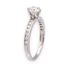 Tiffany & Co. Anillo de compromiso con diamante central de platino de 0,59 ct y banda con engaste en canal
