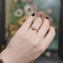 Tiffany & Co. Anillo de compromiso solitario de platino con un diamante de 0,62 ct, talla 4,25