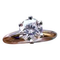 Tiffany & Co. Anillo de compromiso solitario de platino con un diamante de 0,62 ct, talla 4,25